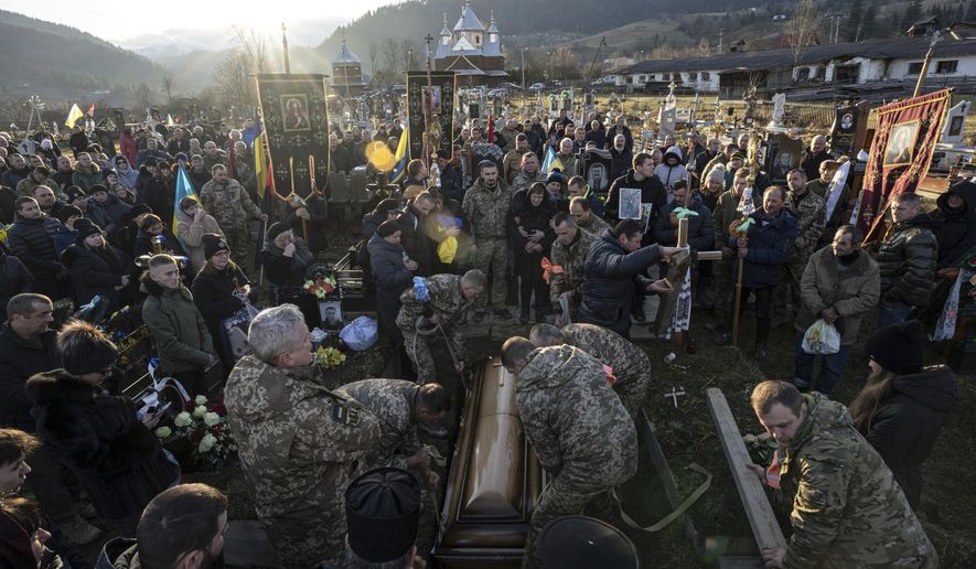 Lính Ukraine kiệt sức ở tiền tuyến Donbass lo sợ một năm đau thương mất mát nhiều hơn - Ảnh 1.