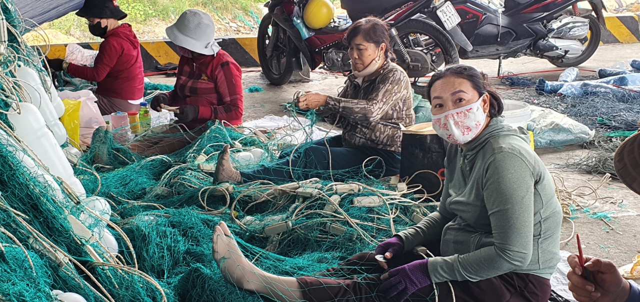Nghề vá lưới thu hút hàng trăm lao động vùng biển ở Khánh Hòa - Ảnh 3.