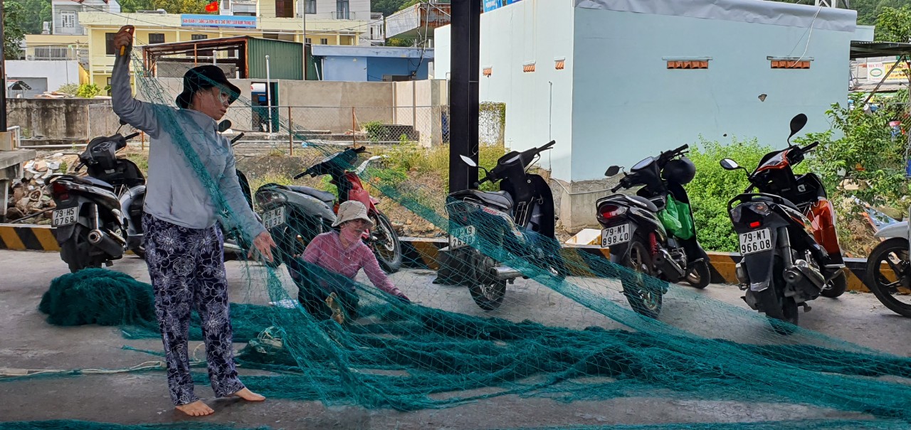 Nghề vá lưới thu hút hàng trăm lao động vùng biển ở Khánh Hòa - Ảnh 4.