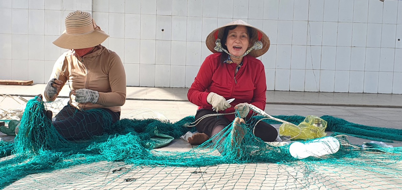 Nghề vá lưới thu hút hàng trăm lao động vùng biển ở Khánh Hòa - Ảnh 6.