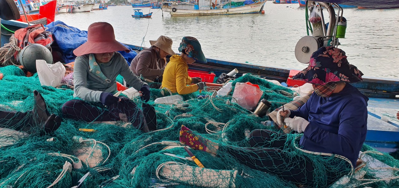 Nghề vá lưới thu hút hàng trăm lao động vùng biển ở Khánh Hòa - Ảnh 1.
