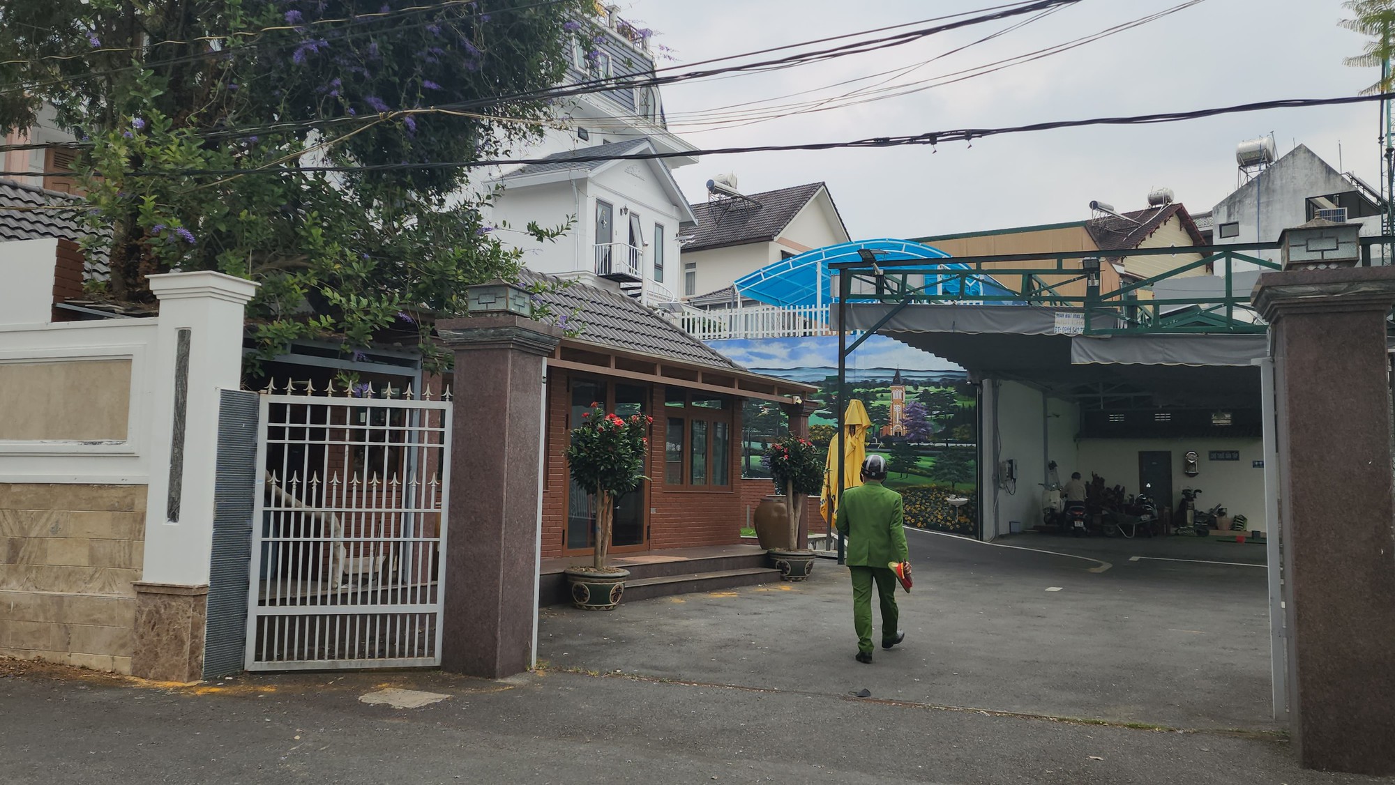 Công an đến nhà riêng của ông Trần Văn Hiệp - Chủ tịch UBND tỉnh Lâm Đồng- Ảnh 2.