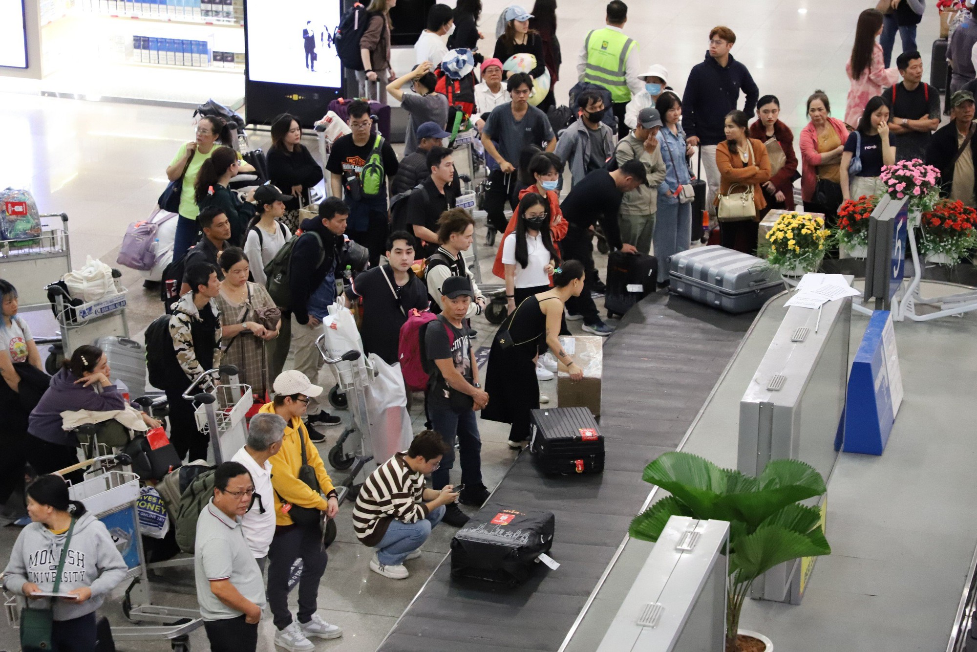 Tân Sơn Nhất nhộn nhịp đón hơn 100.000 khách trong ngày đầu làm việc sau Tết Dương lịch 2024 - Ảnh 3.