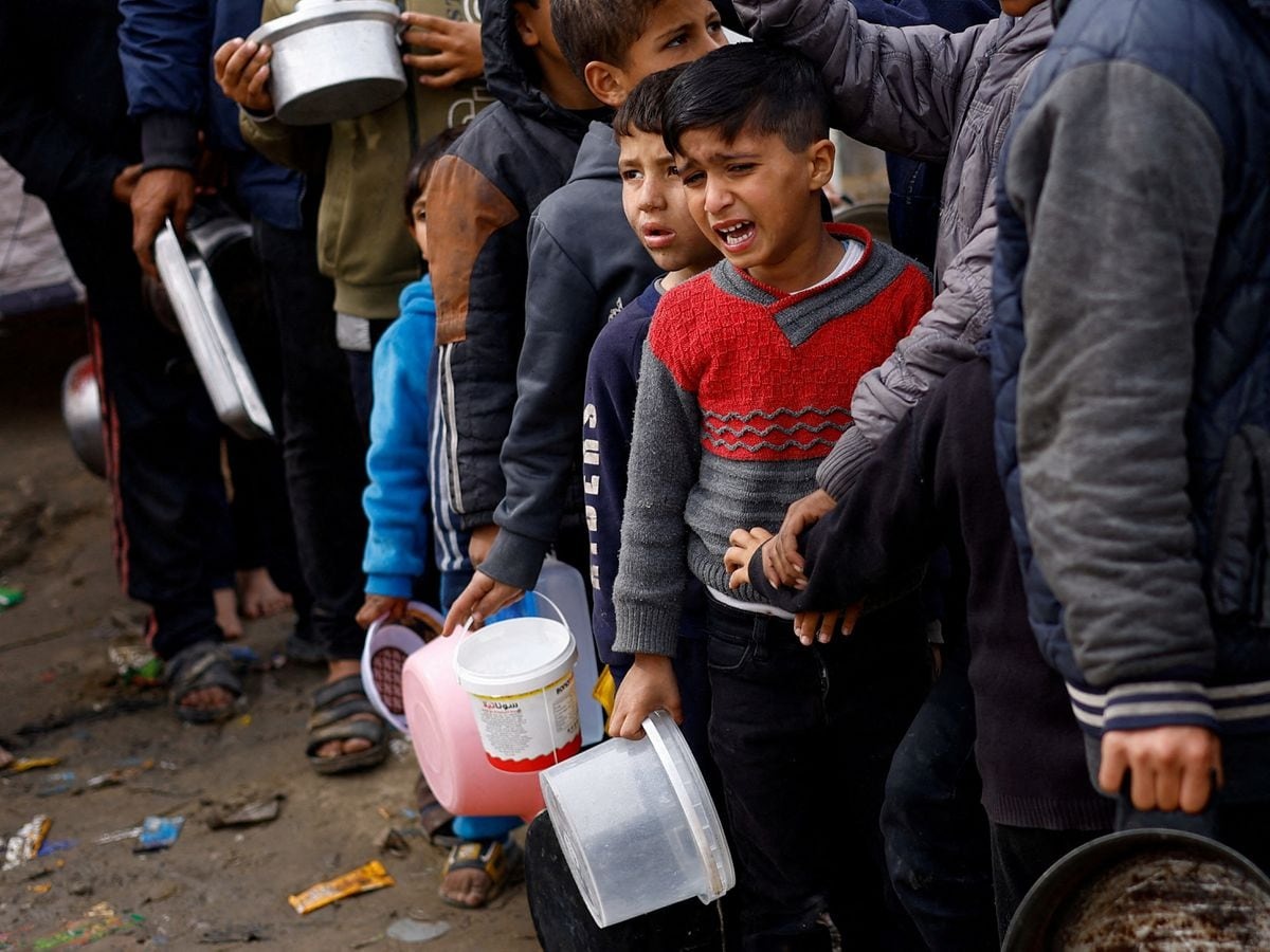 Cảnh đói khát, xếp hàng dài nhận đồ ăn của người Gaza khiến ai chứng kiến cũng xót xa- Ảnh 1.