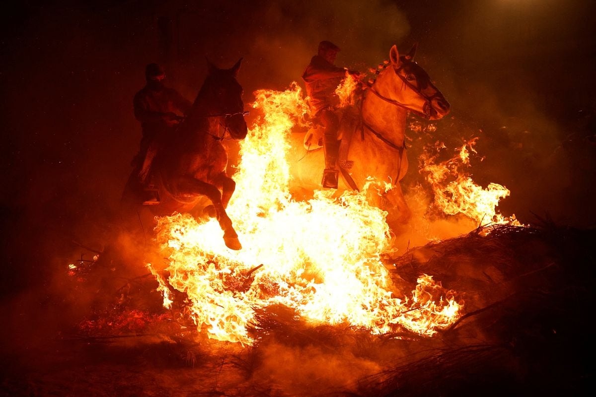 Cảnh tượng ngựa nhảy qua lửa để thanh tẩy tại Tây Ban Nha- Ảnh 2.