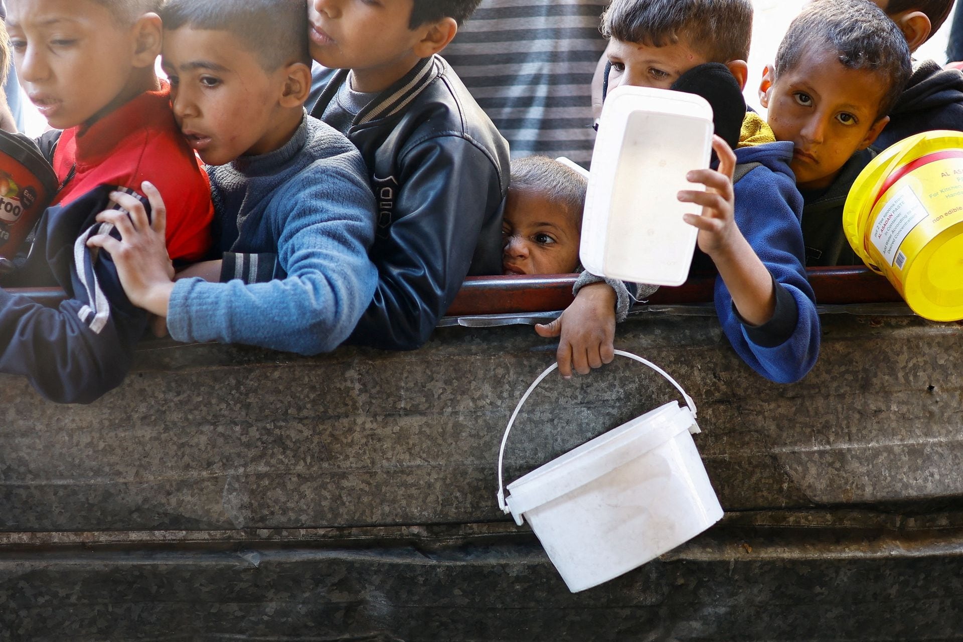Cảnh đói khát, xếp hàng dài nhận đồ ăn của người Gaza khiến ai chứng kiến cũng xót xa- Ảnh 3.