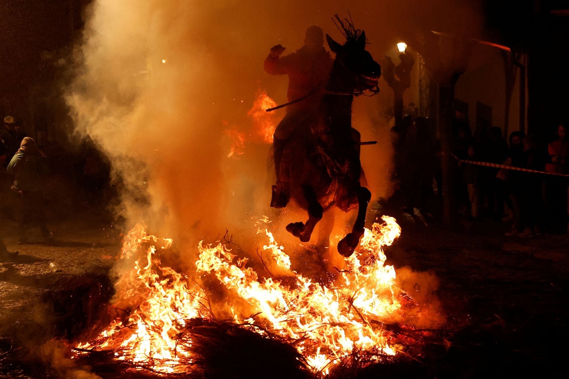 Cảnh tượng ngựa nhảy qua lửa để thanh tẩy tại Tây Ban Nha- Ảnh 3.