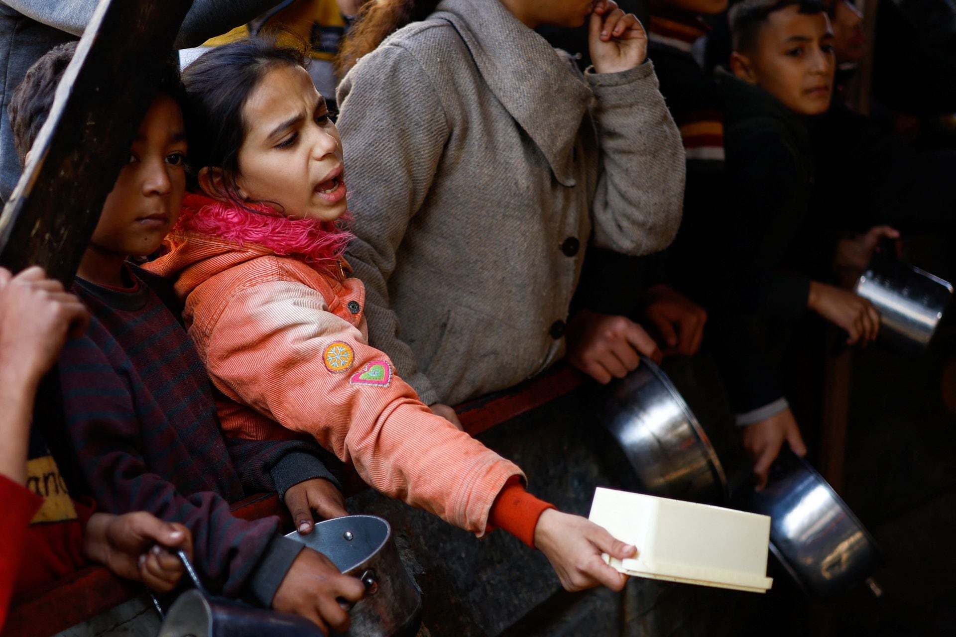 Cảnh đói khát, xếp hàng dài nhận đồ ăn của người Gaza khiến ai chứng kiến cũng xót xa- Ảnh 4.