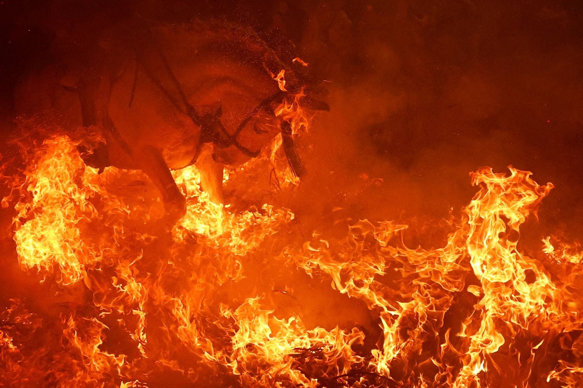 Cảnh tượng ngựa nhảy qua lửa để thanh tẩy tại Tây Ban Nha- Ảnh 4.