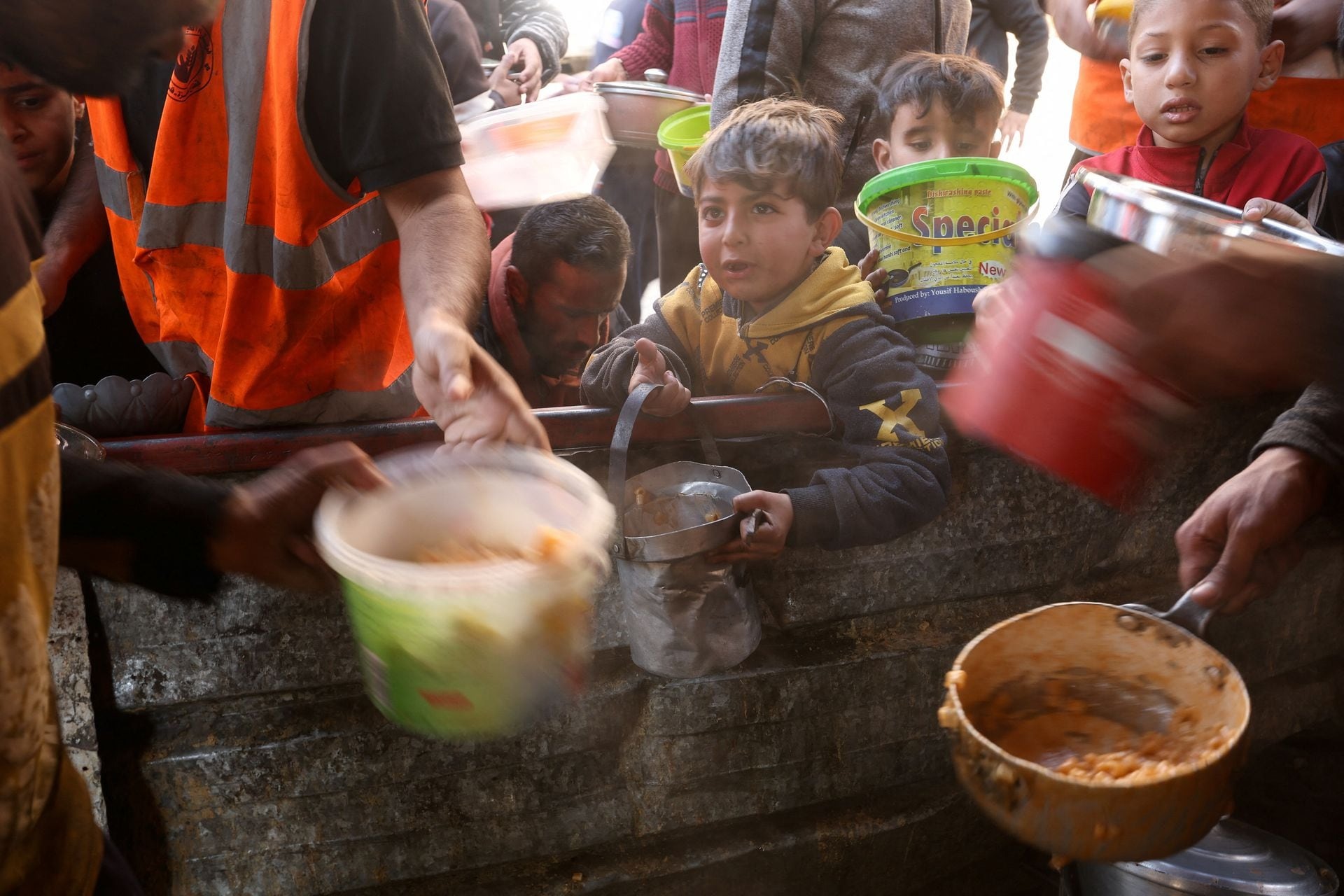 Cảnh đói khát, xếp hàng dài nhận đồ ăn của người Gaza khiến ai chứng kiến cũng xót xa- Ảnh 5.