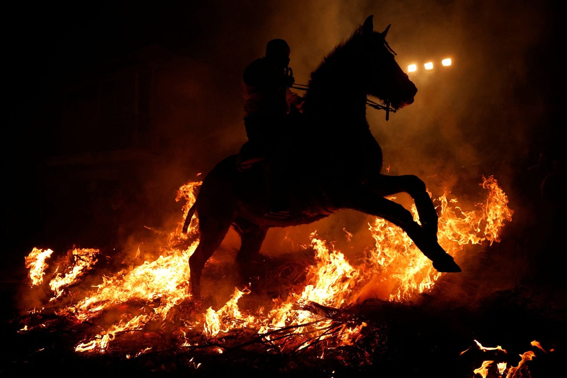 Cảnh tượng ngựa nhảy qua lửa để thanh tẩy tại Tây Ban Nha- Ảnh 5.