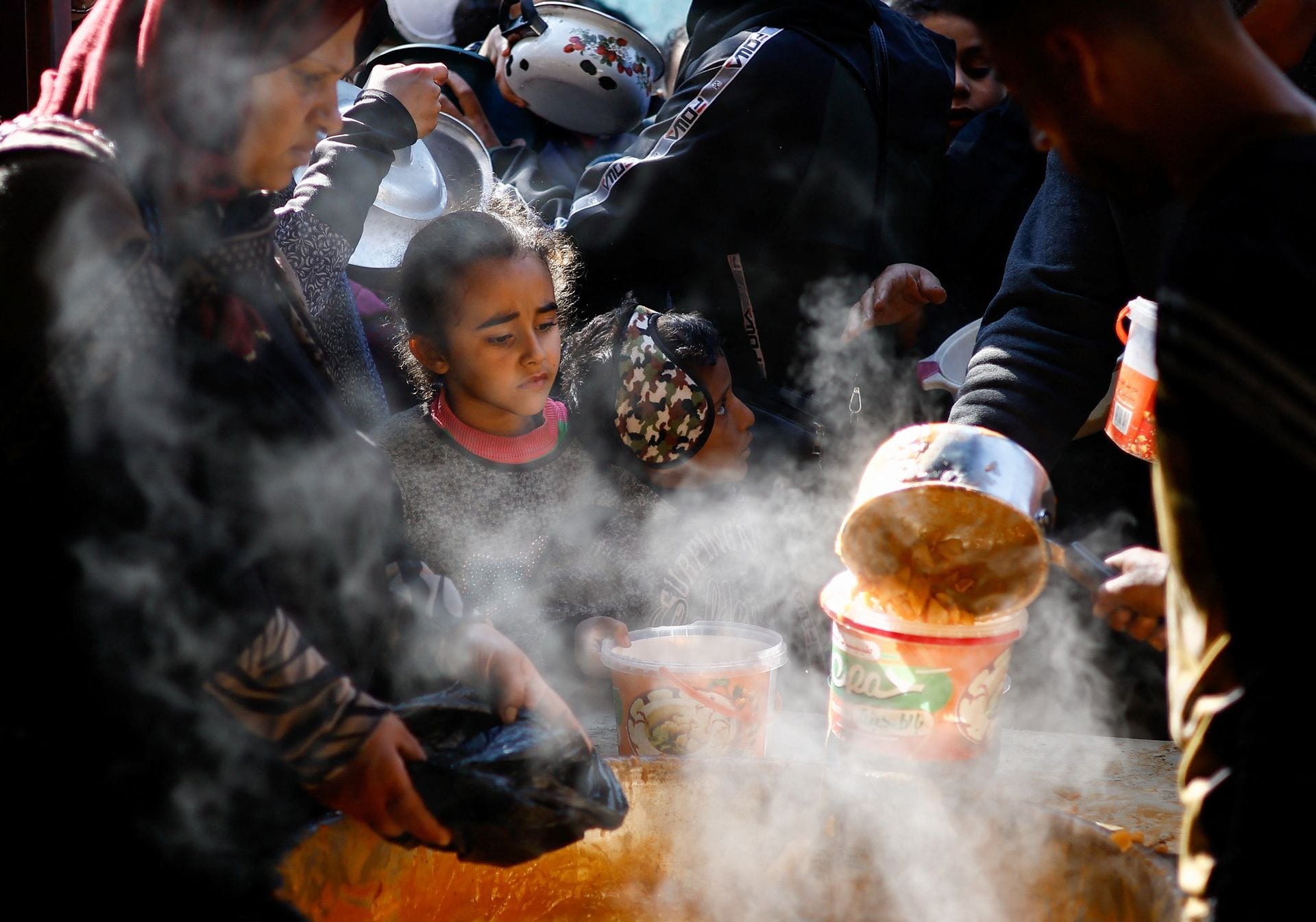 Cảnh đói khát, xếp hàng dài nhận đồ ăn của người Gaza khiến ai chứng kiến cũng xót xa- Ảnh 6.