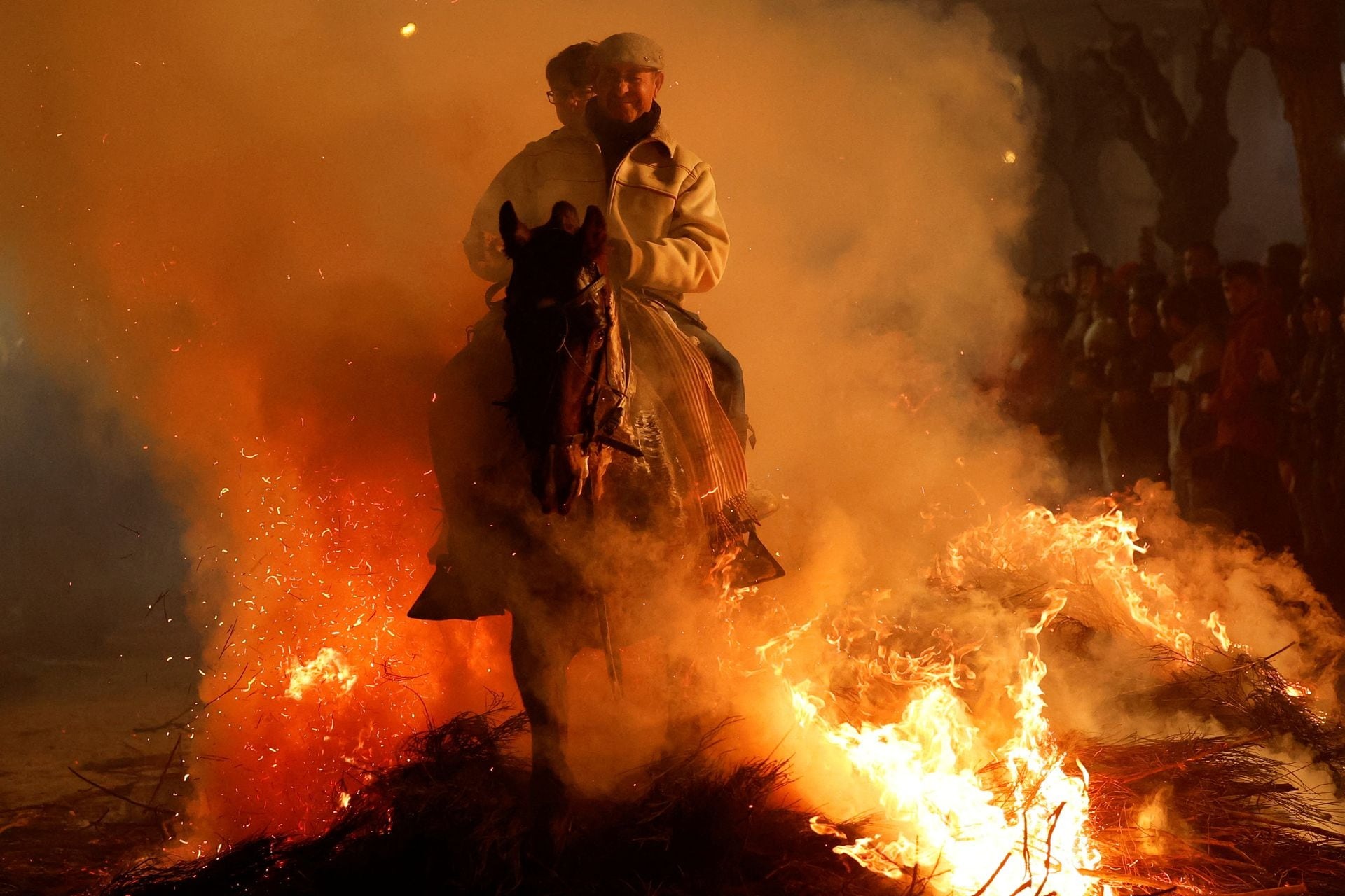 Cảnh tượng ngựa nhảy qua lửa để thanh tẩy tại Tây Ban Nha- Ảnh 6.