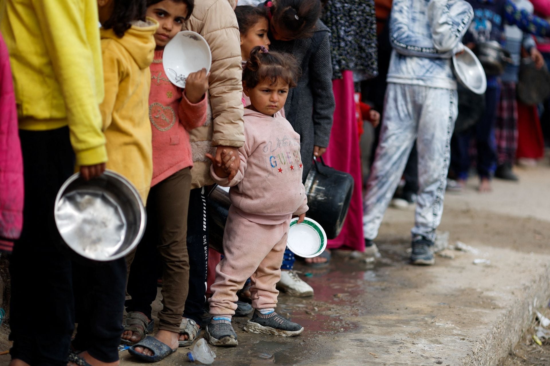 Cảnh đói khát, xếp hàng dài nhận đồ ăn của người Gaza khiến ai chứng kiến cũng xót xa- Ảnh 7.