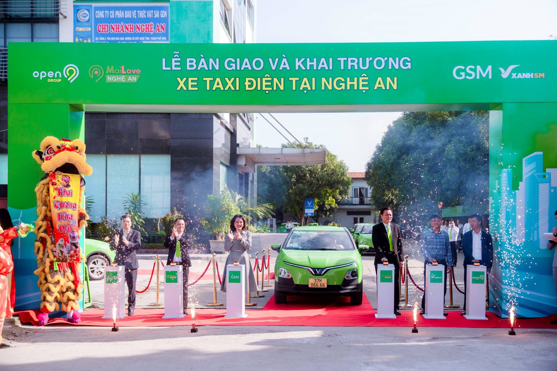 Công ty Sơn Nam thuê xe VinFast từ GSM, triển khai taxi điện Mailove tại Nghệ An- Ảnh 1.
