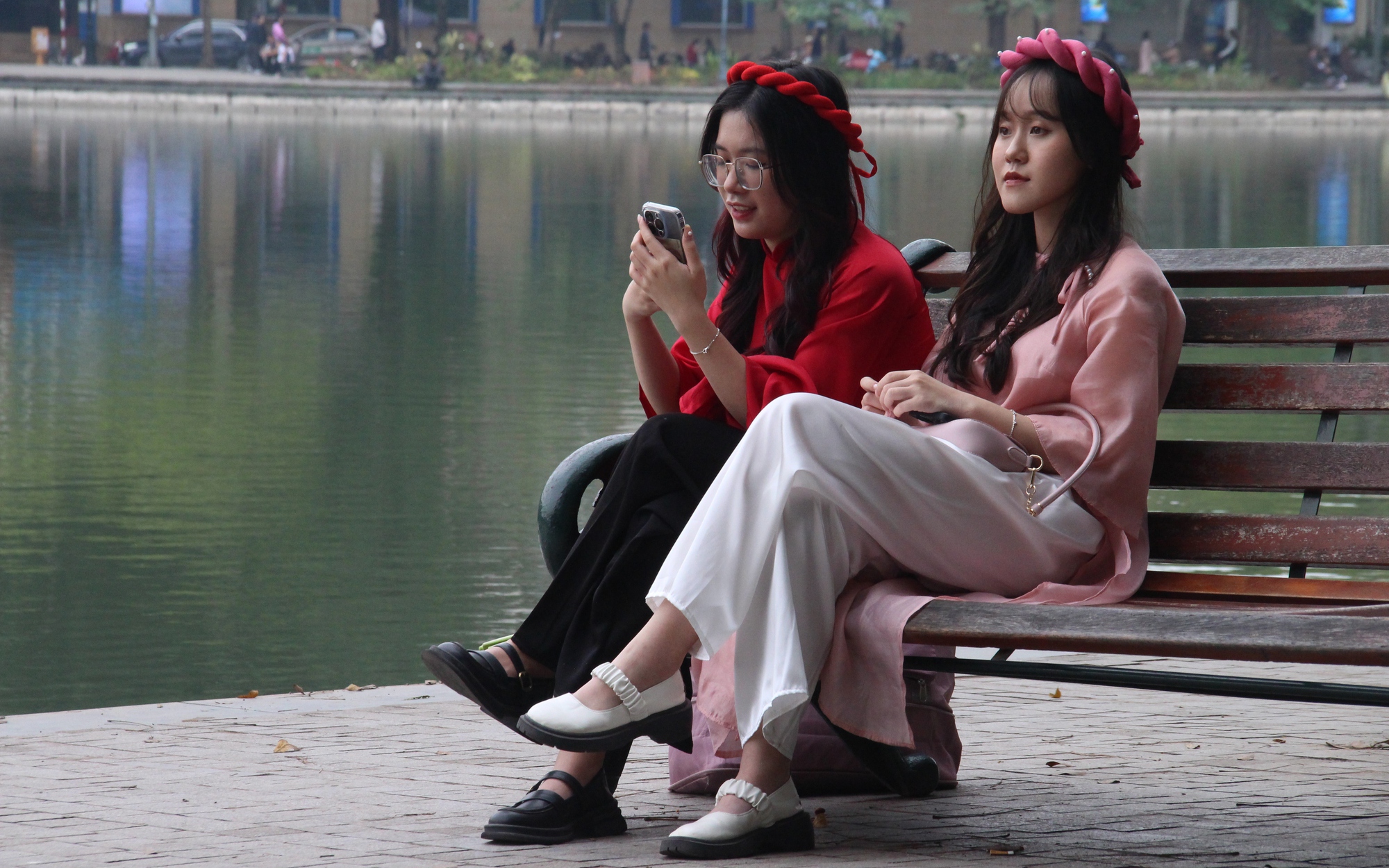 Giới trẻ Hà thành tiết lộ lý do đặc biệt về việc chụp ảnh cùng tà áo dài bên Hồ Gươm