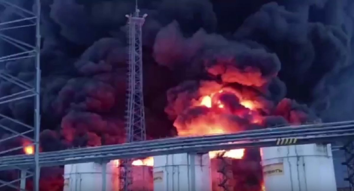 Ukraine liên tục tấn công khiến loạt kho dầu, cơ sở quân sự ở Nga chìm trong biển lửa- Ảnh 2.