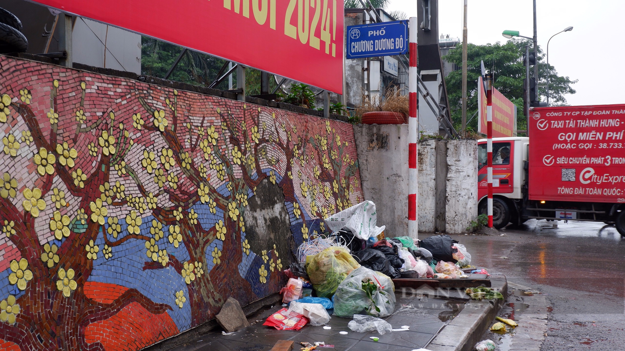 Hà Nội: Con đường gốm sứ ô nhiễm, nhếch nhác vì rác thải và phóng uế bừa bãi- Ảnh 4.