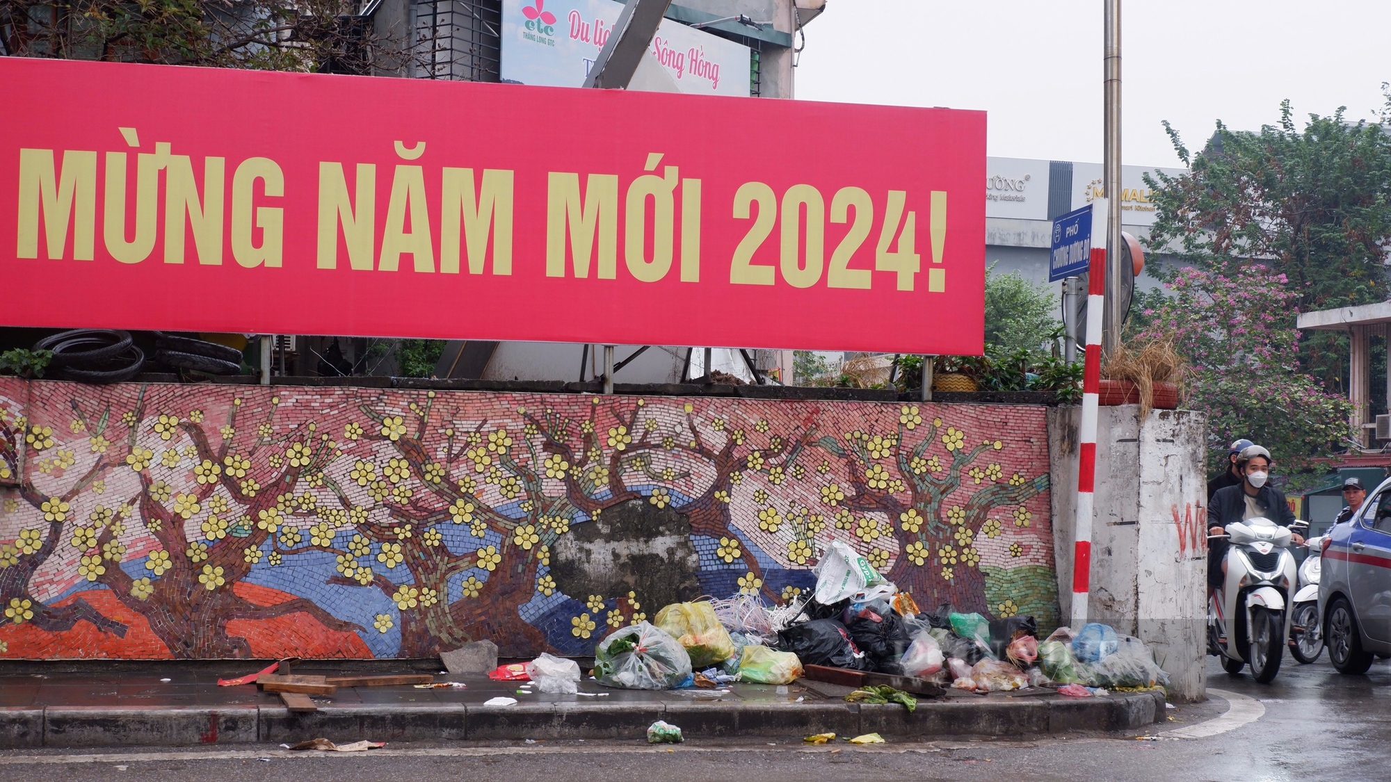 Hà Nội: Con đường gốm sứ ô nhiễm, nhếch nhác vì rác thải và phóng uế bừa bãi- Ảnh 6.