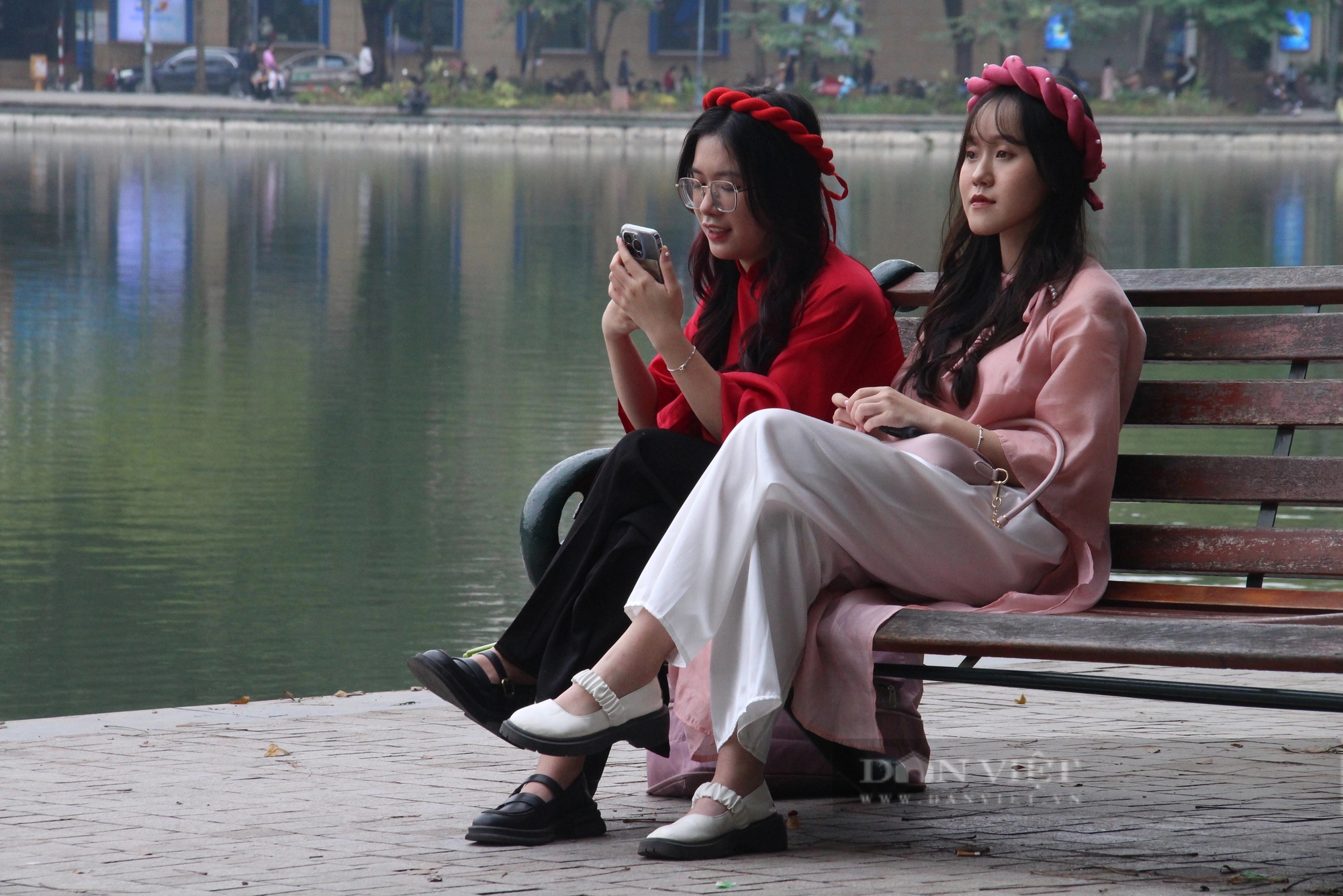 Giới trẻ Hà thành tiết lộ lý do đặc biệt về việc chụp ảnh cùng tà áo dài bên Hồ Gươm- Ảnh 1.