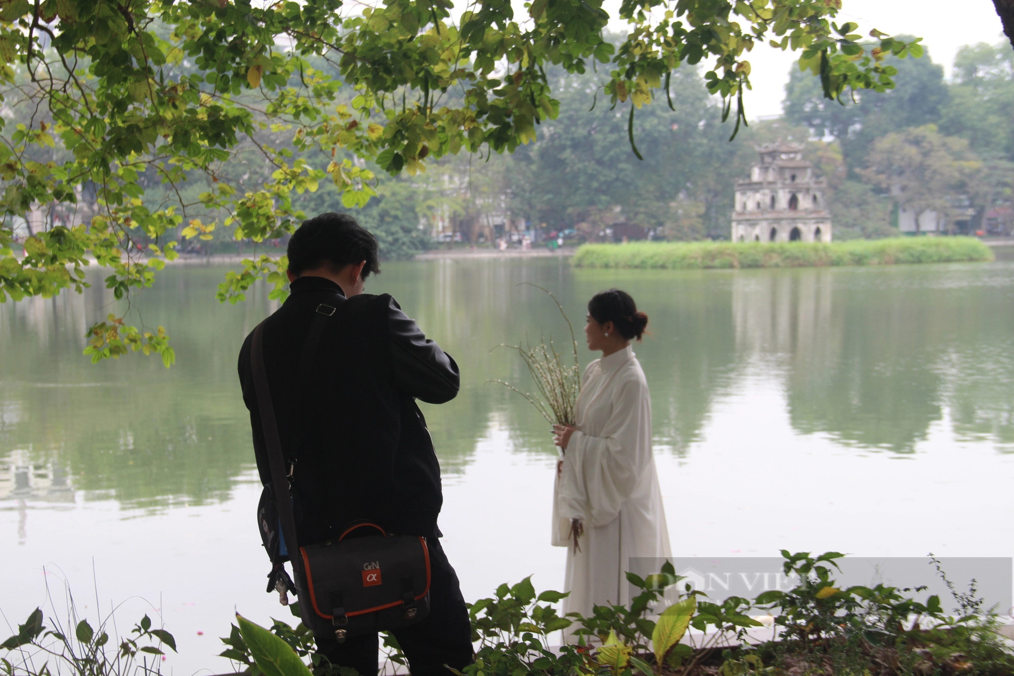 Giới trẻ Hà thành tiết lộ lý do đặc biệt về việc chụp ảnh cùng tà áo dài bên Hồ Gươm- Ảnh 2.