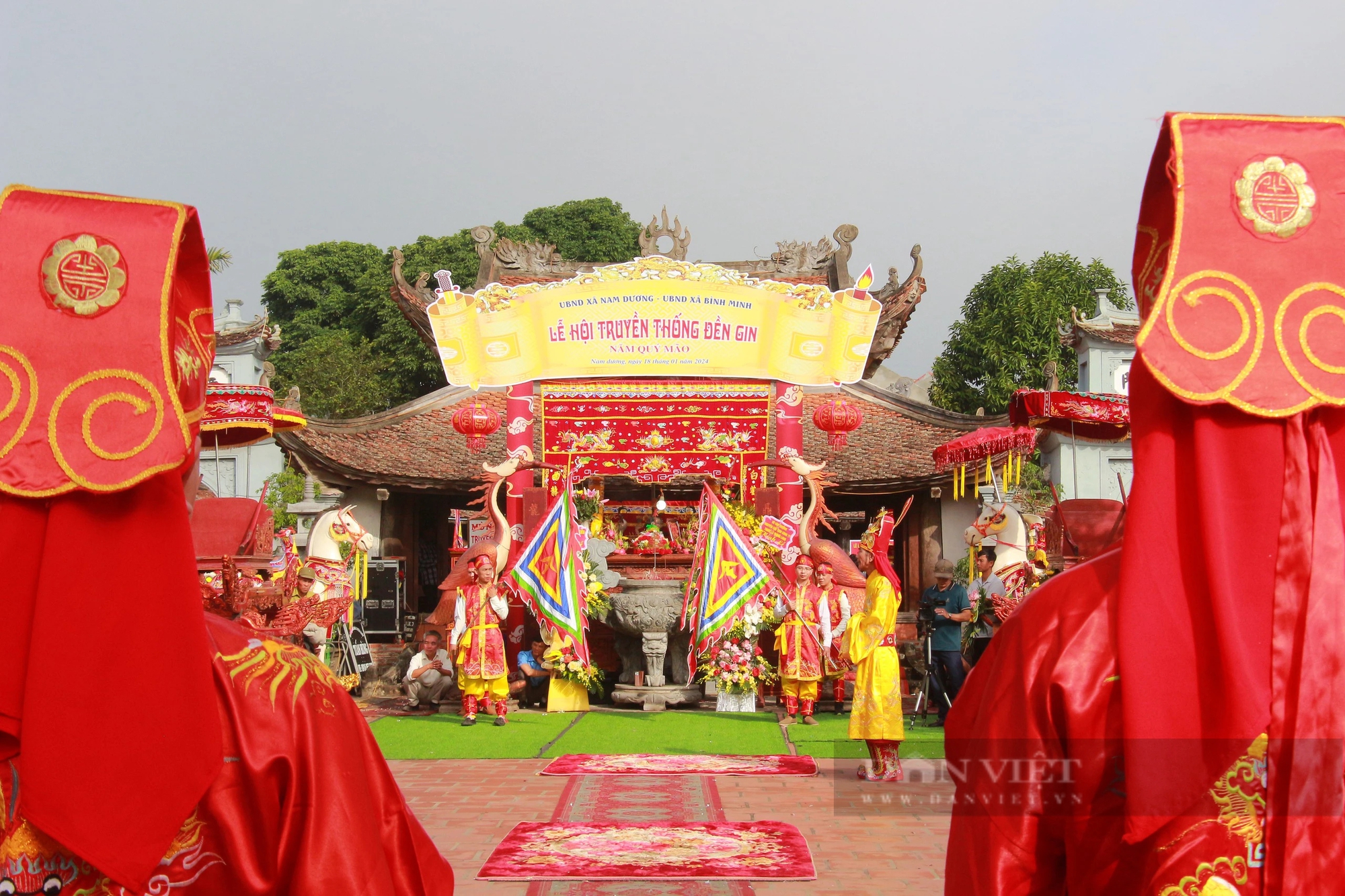 Lễ hội đền Gin ở Nam Định, người dân dâng cúng đức thánh cá trắm đen to, có con nặng tới 15kg- Ảnh 1.