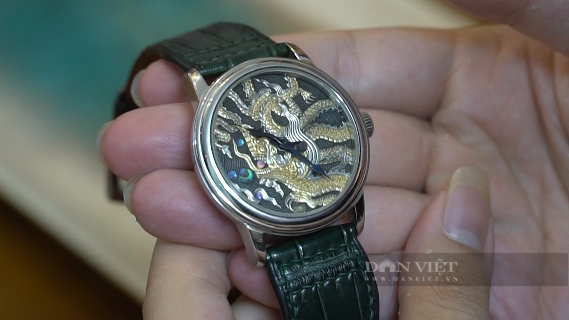 Anh Chiến mất 2 tháng chạm khắc chiếc đồng hồ “Long Hý Châu” với sự kết hợp của nhiều vật liệu như bạc 925, khảm vàng 24k, vỏ bào ngư…. Ảnh: Trung Hiếu