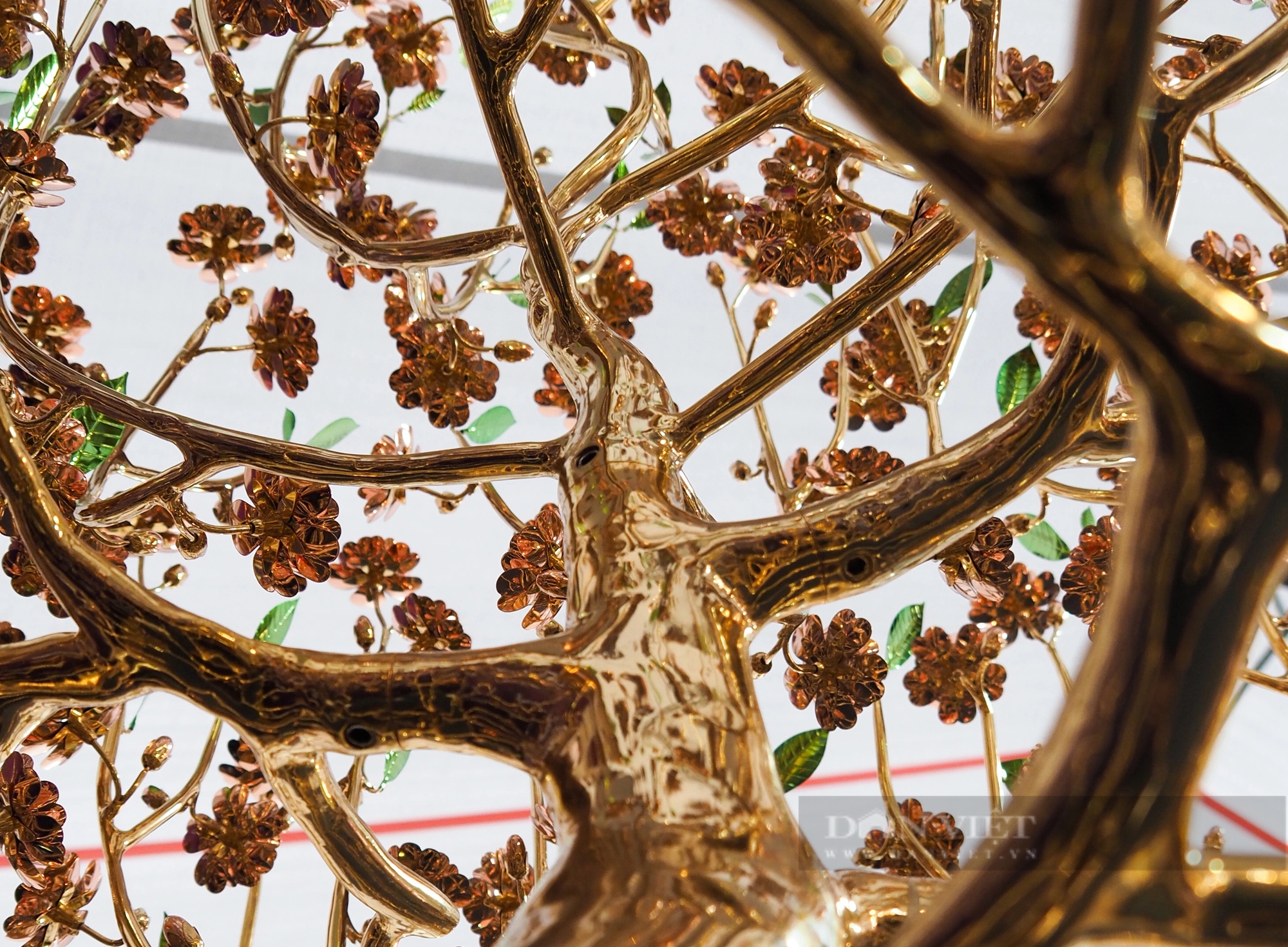 Độc đáo hoa đào mạ vàng 24k giá tiền tỷ tại chợ xuân ở Hà Nội- Ảnh 3.