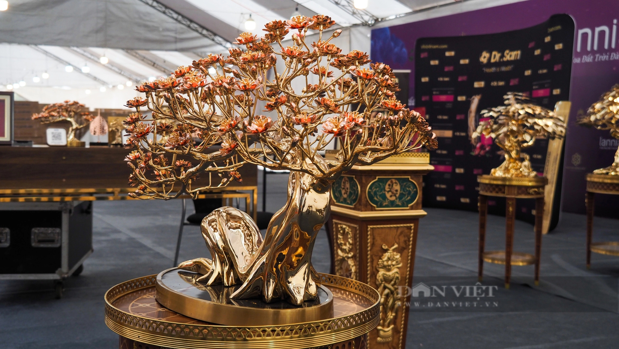 Độc đáo hoa đào mạ vàng 24k giá tiền tỷ tại chợ xuân ở Hà Nội- Ảnh 6.