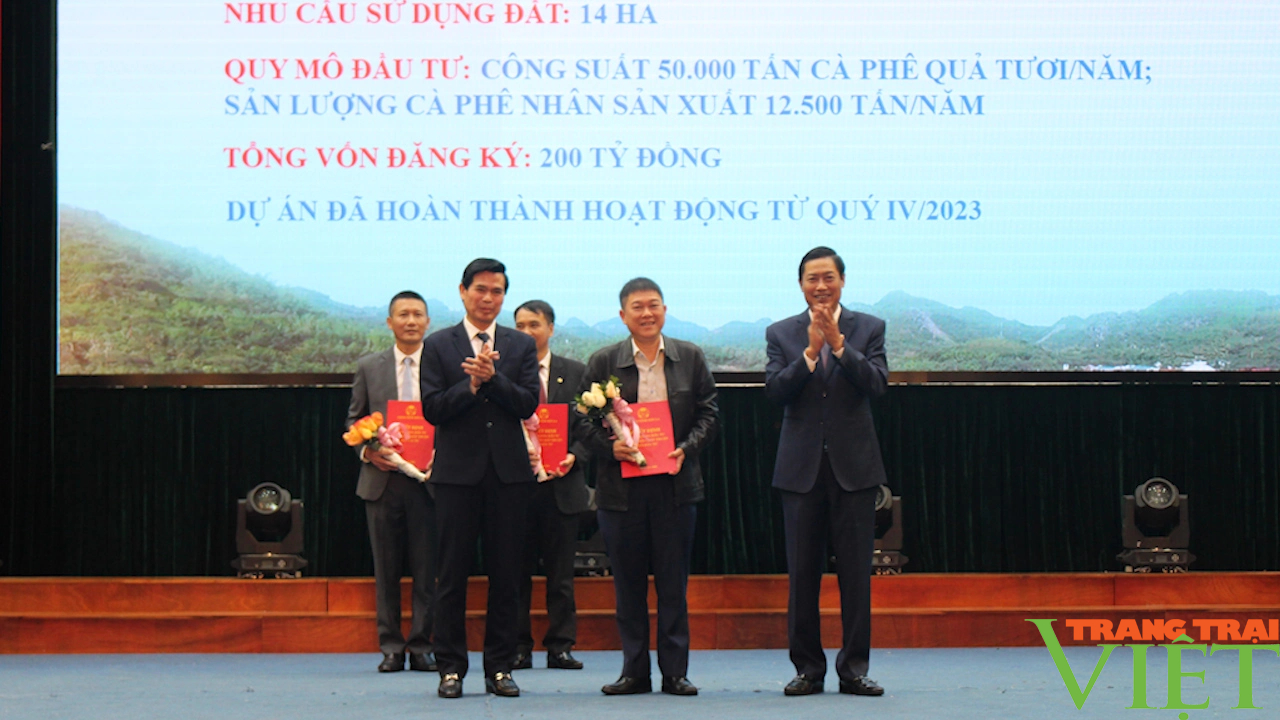Sơn La: Trao quyết định chủ trương đầu tư cho 8 dự án với tổng mức trên 1 nghìn tỷ đồng- Ảnh 2.