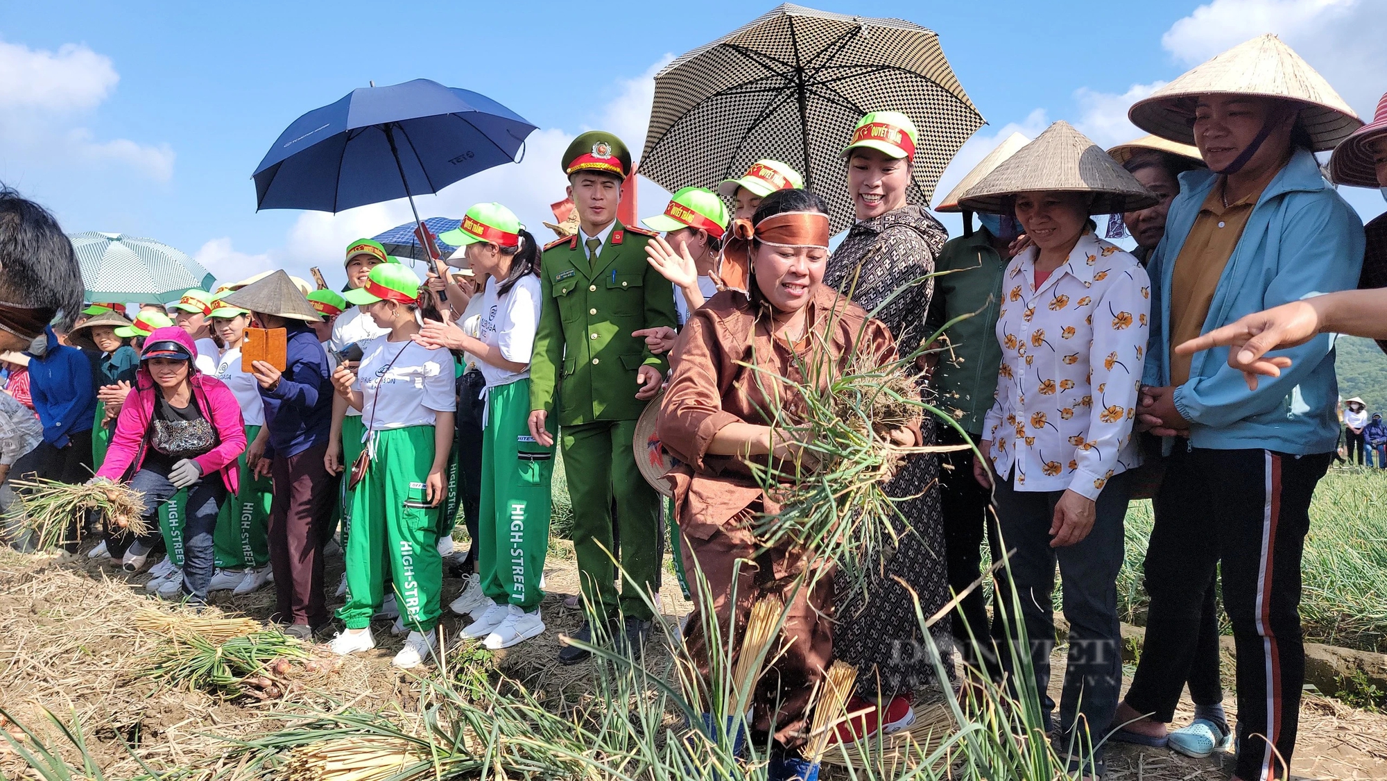 Bộ trưởng Lê Minh Hoan, Bí thư Tỉnh ủy Hải Dương Trần Đức Thắng xuống đồng cổ vũ nông dân thi nhổ hành, tỏi- Ảnh 9.