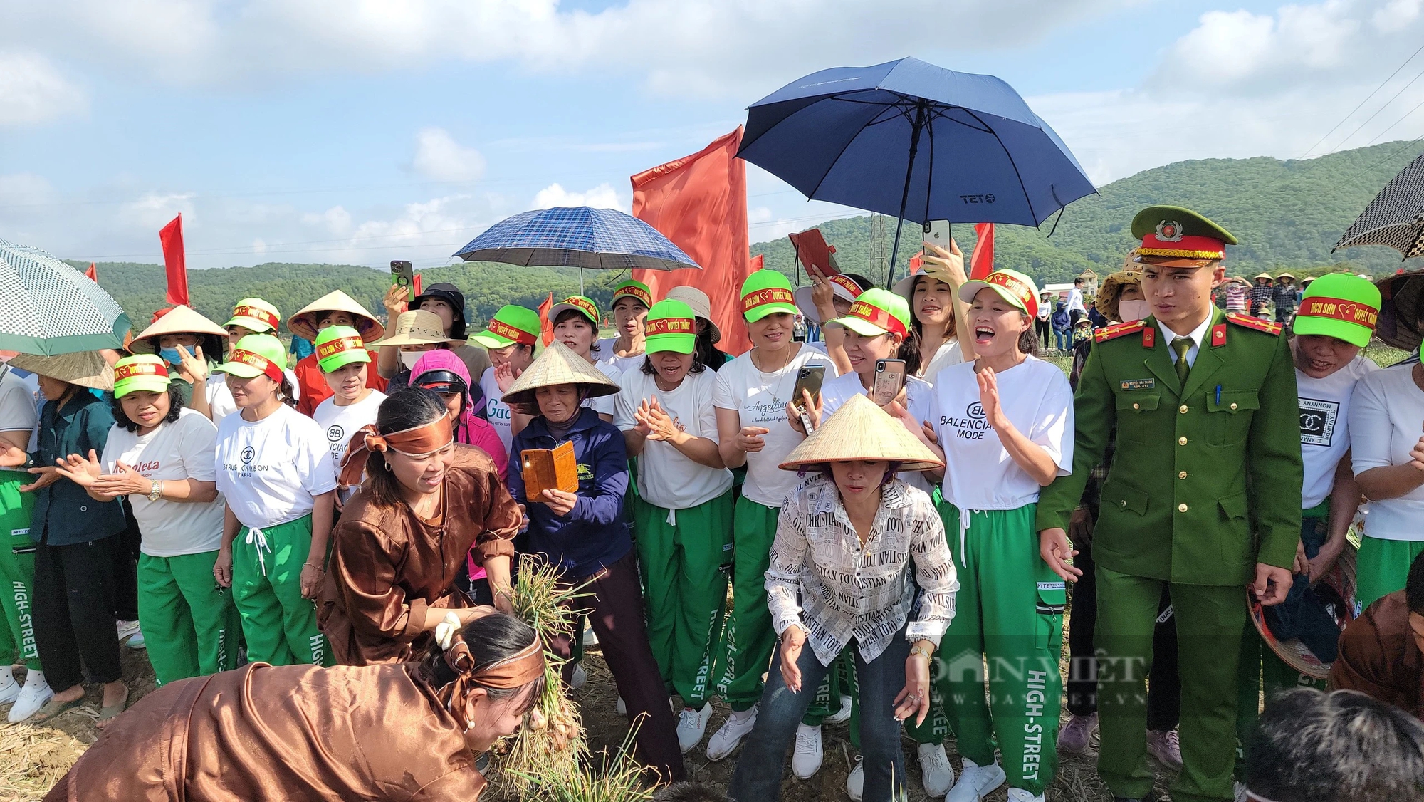 Bộ trưởng Lê Minh Hoan, Bí thư Tỉnh ủy Hải Dương Trần Đức Thắng xuống đồng cổ vũ nông dân thi nhổ hành, tỏi- Ảnh 13.