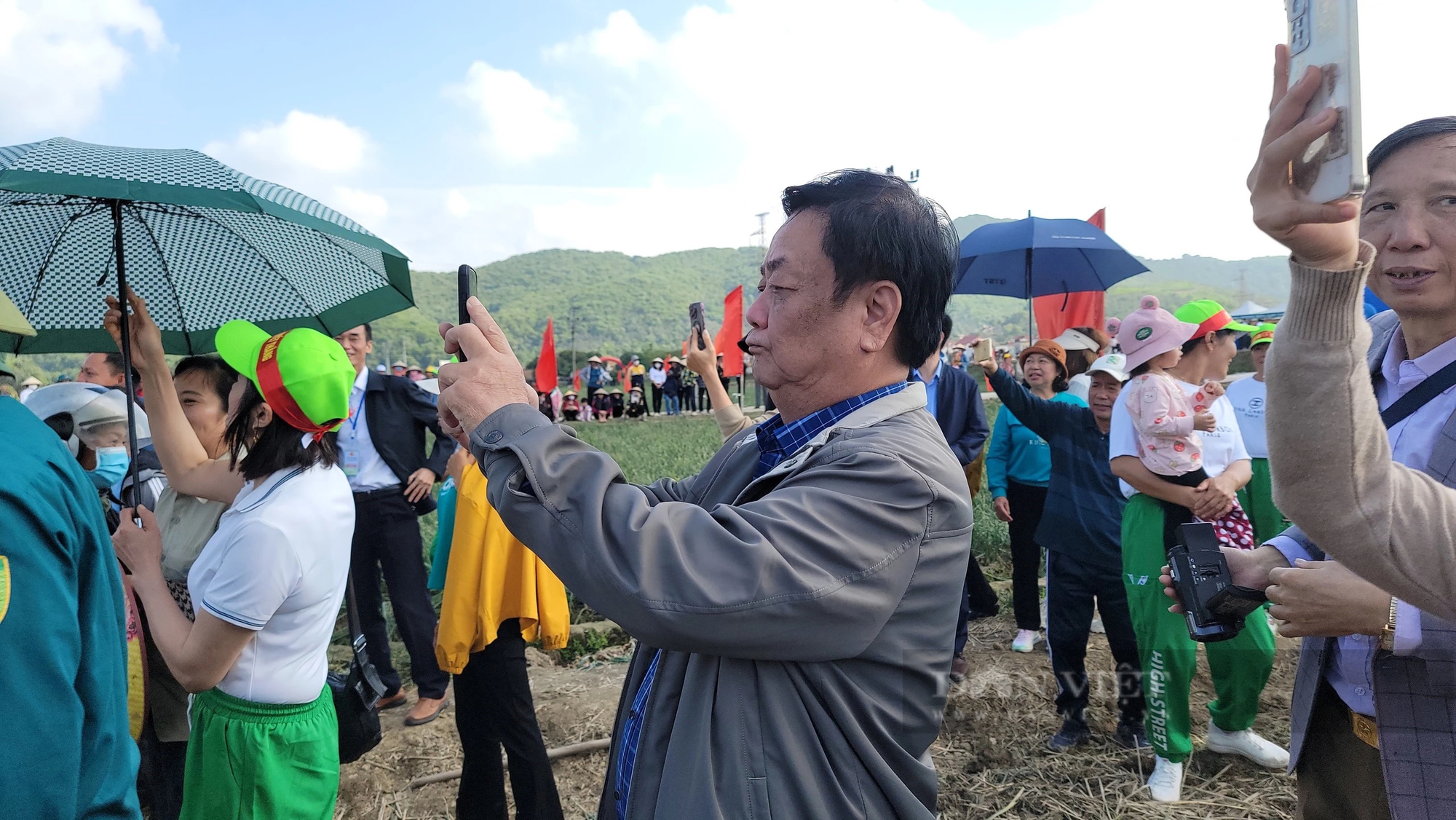 Bộ trưởng Lê Minh Hoan, Bí thư Tỉnh ủy Hải Dương Trần Đức Thắng xuống đồng cổ vũ nông dân thi nhổ hành, tỏi- Ảnh 15.