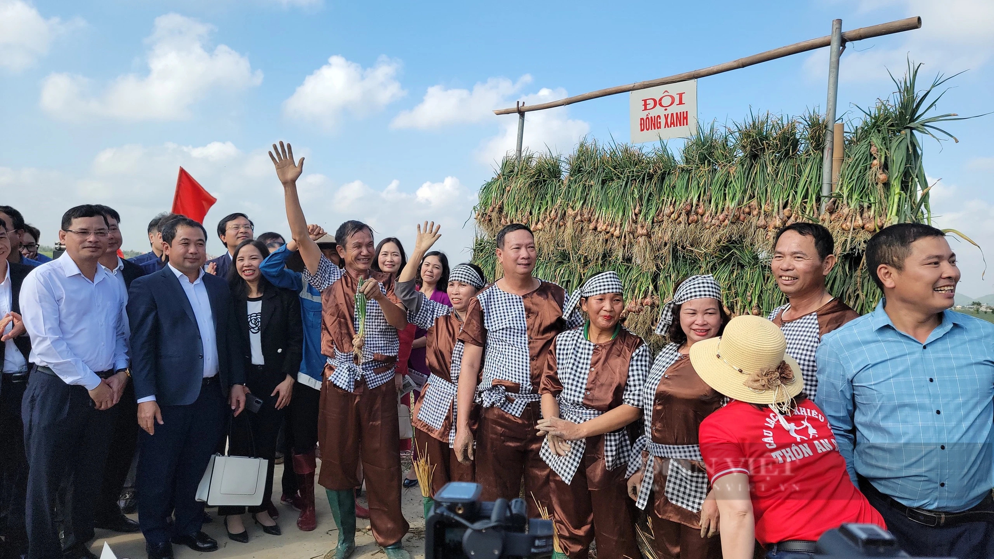 Bộ trưởng Lê Minh Hoan, Bí thư Tỉnh ủy Hải Dương Trần Đức Thắng xuống đồng cổ vũ nông dân thi nhổ hành, tỏi- Ảnh 16.
