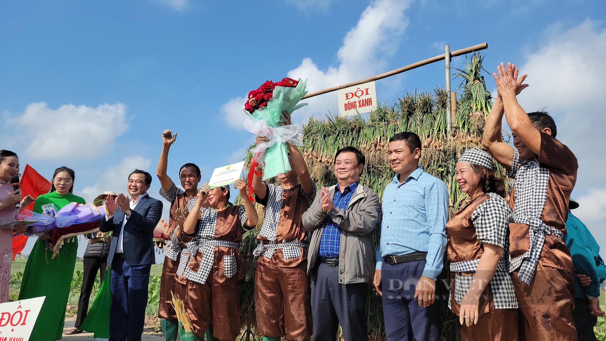Bộ trưởng Lê Minh Hoan, Bí thư Tỉnh ủy Hải Dương Trần Đức Thắng xuống đồng cổ vũ nông dân thi nhổ hành, tỏi- Ảnh 17.