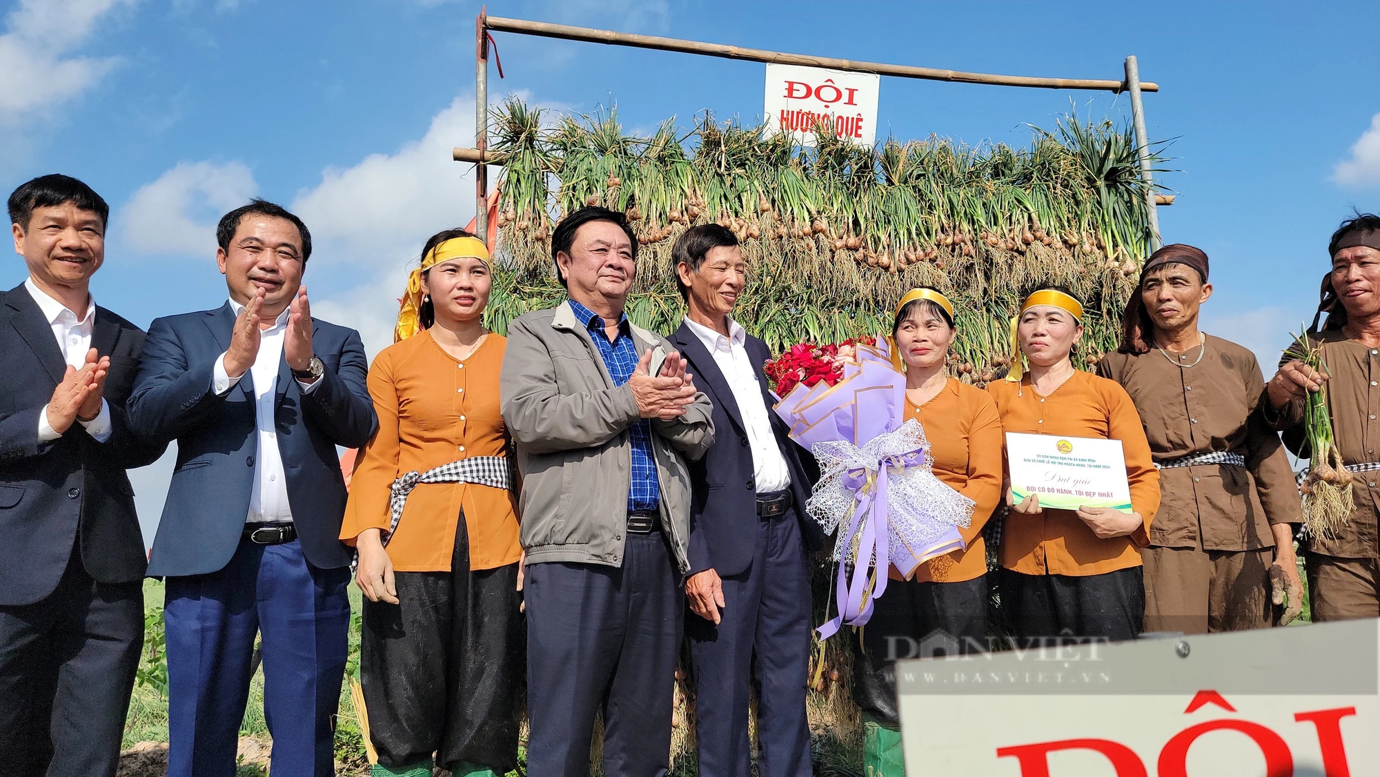 Bộ trưởng Lê Minh Hoan, Bí thư Tỉnh ủy Hải Dương Trần Đức Thắng xuống đồng cổ vũ nông dân thi nhổ hành, tỏi- Ảnh 18.