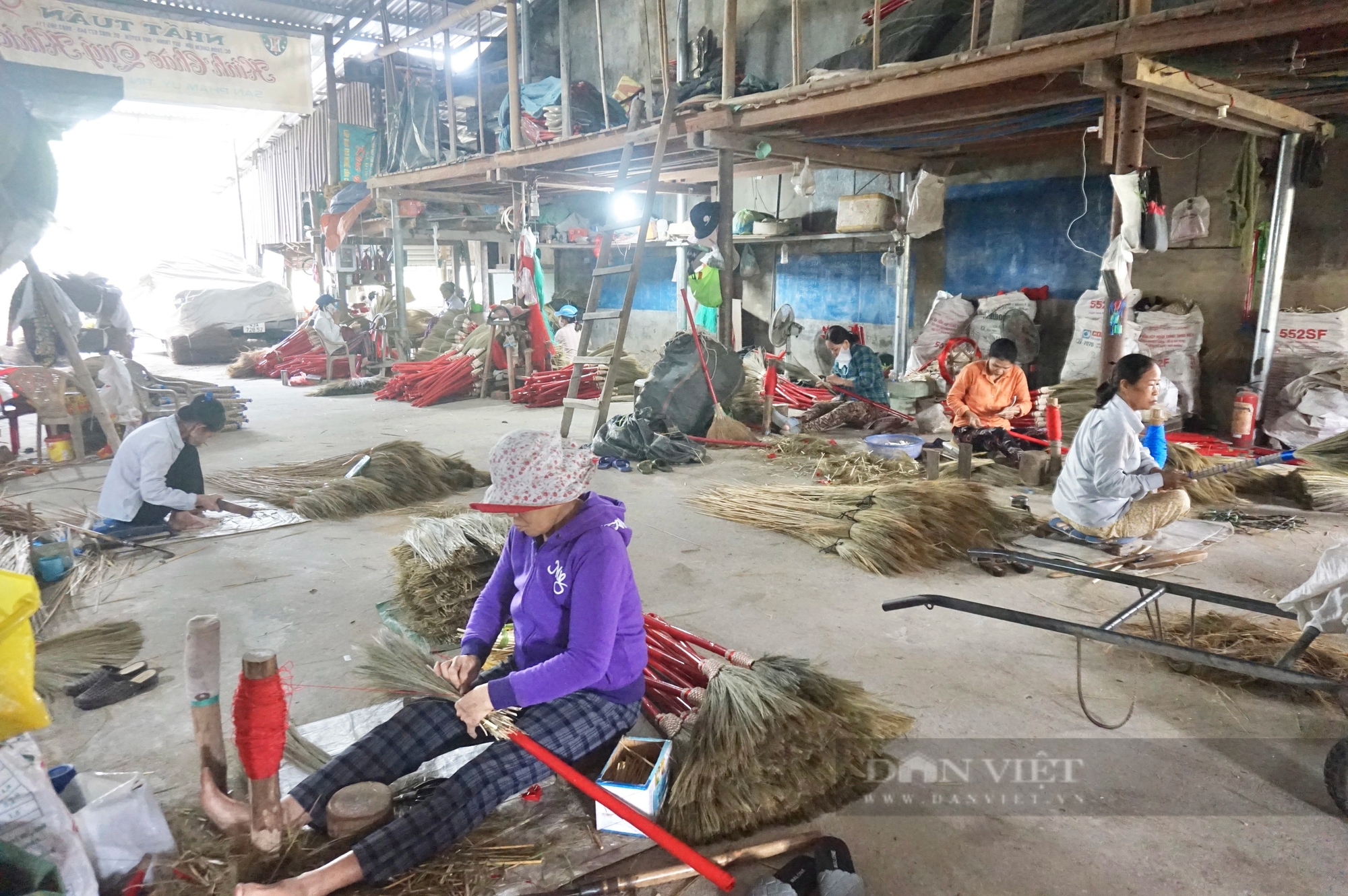 Tết cận kề, làng nghề làm chổi đót nổi tiếng nhất xứ Quảng rơi vào cảnh ế ẩm chưa từng có- Ảnh 1.