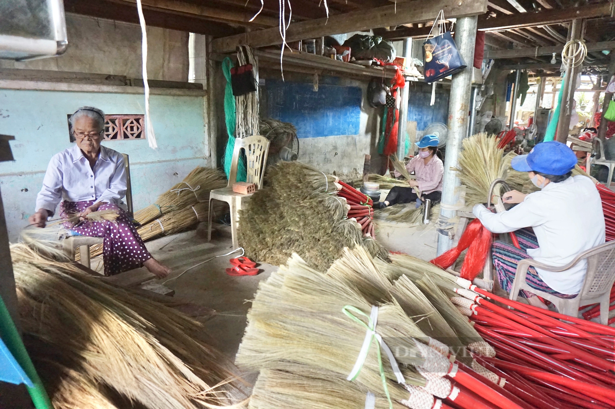 Tết cận kề, làng nghề làm chổi đót nổi tiếng nhất xứ Quảng rơi vào cảnh ế ẩm chưa từng có- Ảnh 4.