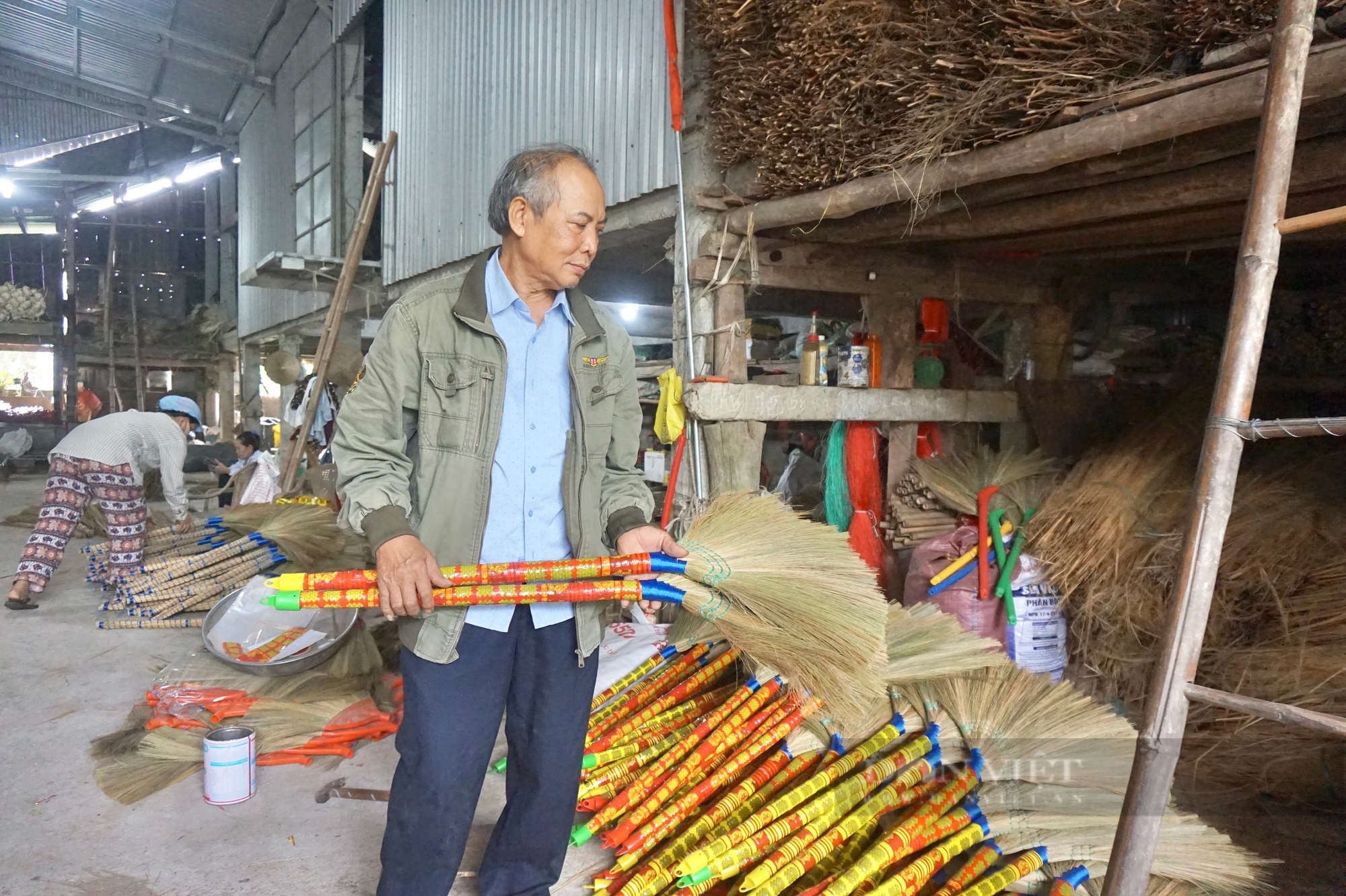 Tết cận kề, làng nghề làm chổi đót nổi tiếng nhất xứ Quảng rơi vào cảnh ế ẩm chưa từng có- Ảnh 5.