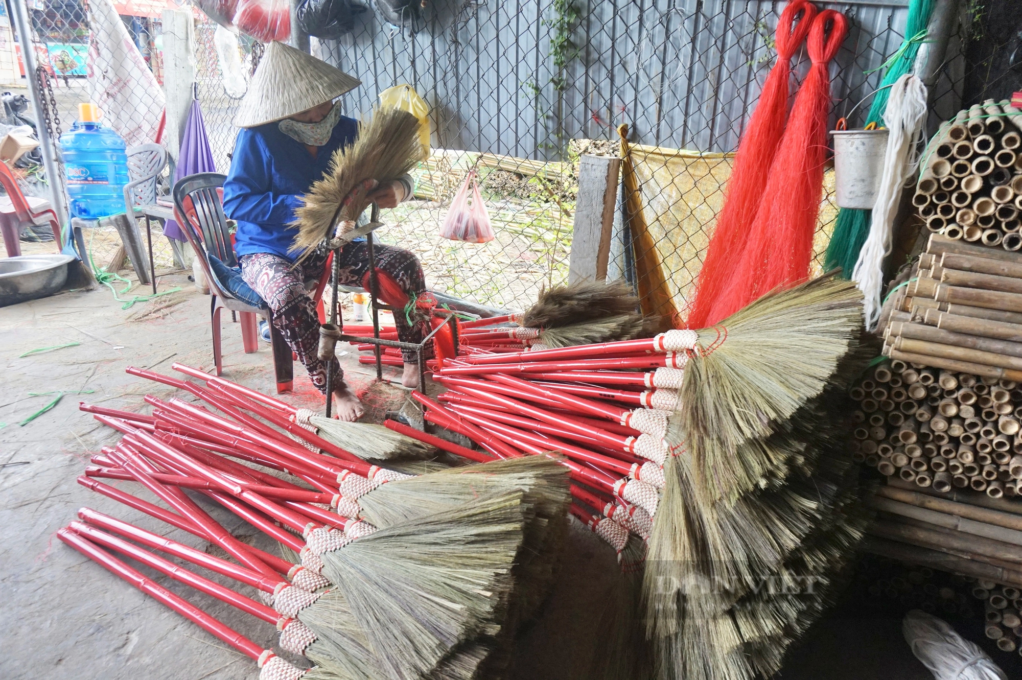 Tết cận kề, làng nghề làm chổi đót nổi tiếng nhất xứ Quảng rơi vào cảnh ế ẩm chưa từng có- Ảnh 8.