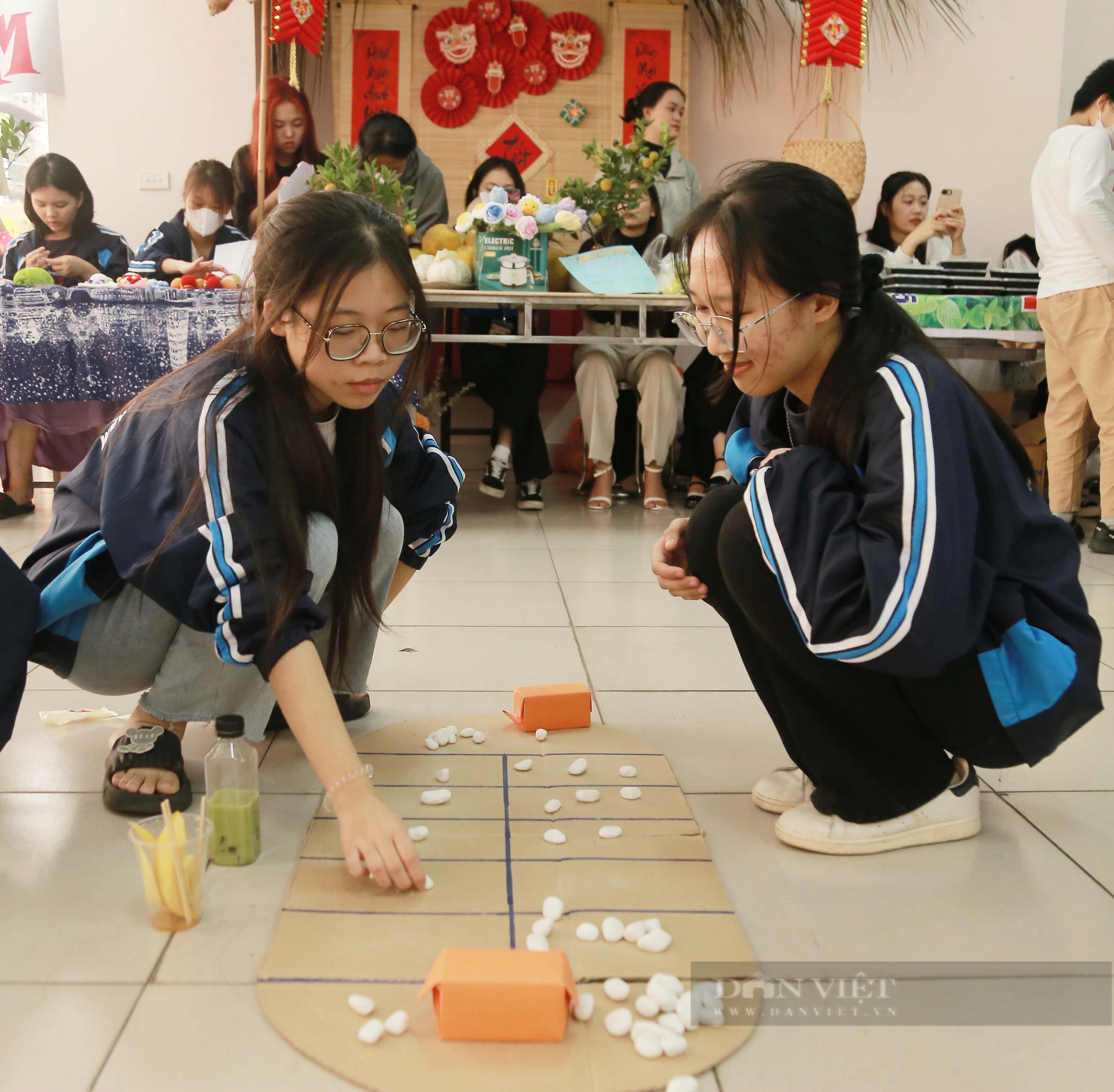 Hà Nội: Sinh viên trổ tài gói nhiều loại bánh chưng đón Tết, ôm bụng cười chơi trò bắt vịt - Ảnh 11.
