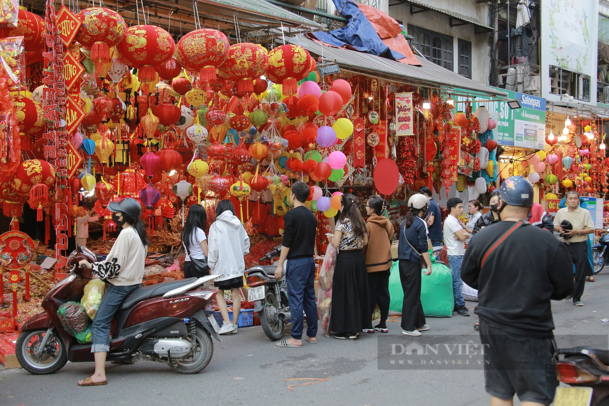 Người dân Hà Nội tranh thủ đi sắm Tết sớm- Ảnh 1.