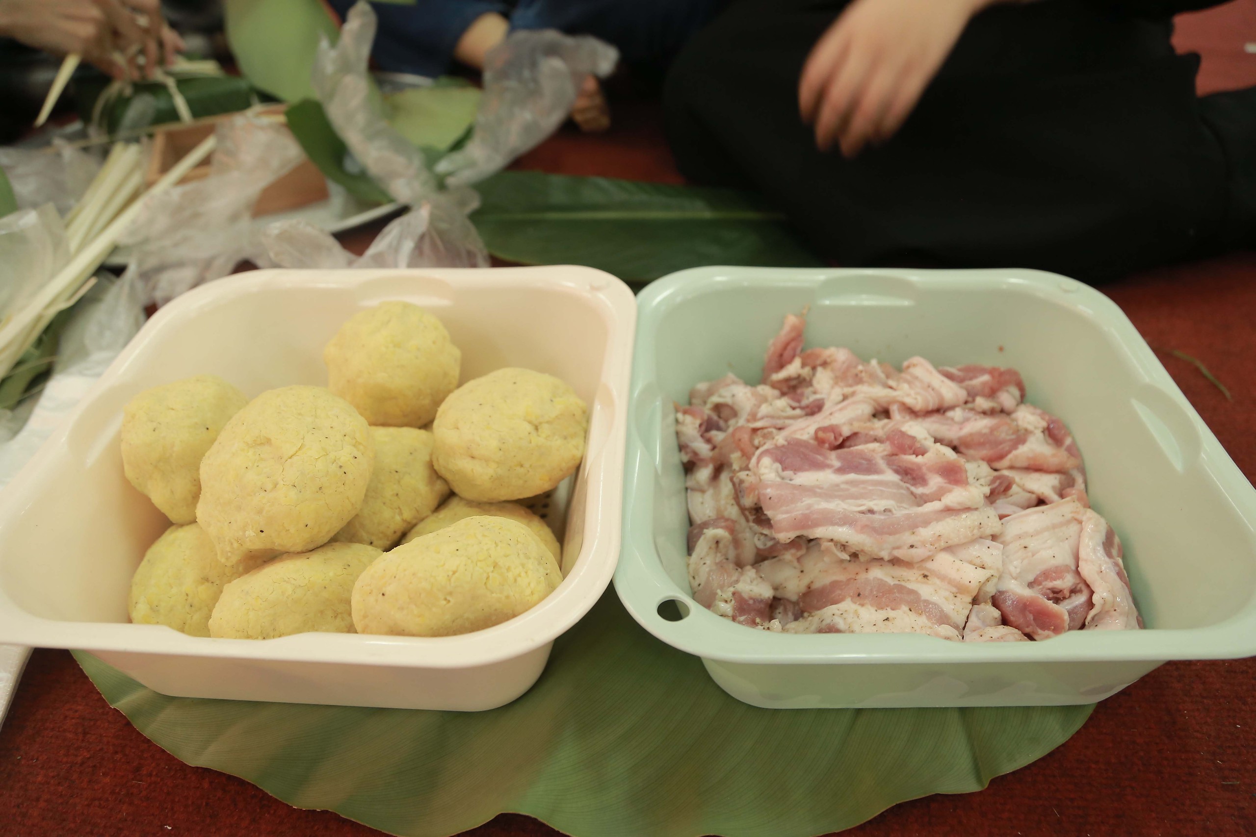 Hà Nội: Sinh viên trổ tài gói nhiều loại bánh chưng đón Tết, ôm bụng cười chơi trò bắt vịt - Ảnh 4.
