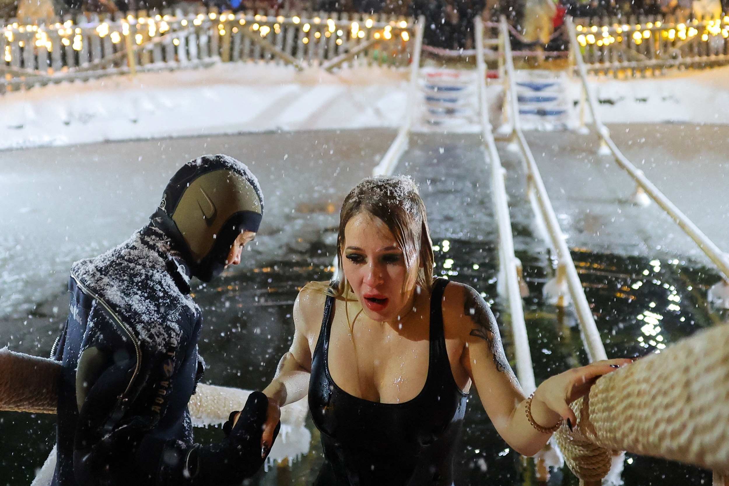 Hình ảnh báo chí 24h: Người phụ nữ ngâm mình trong hồ nước lạnh âm độ C tại lễ Hiển linh- Ảnh 2.