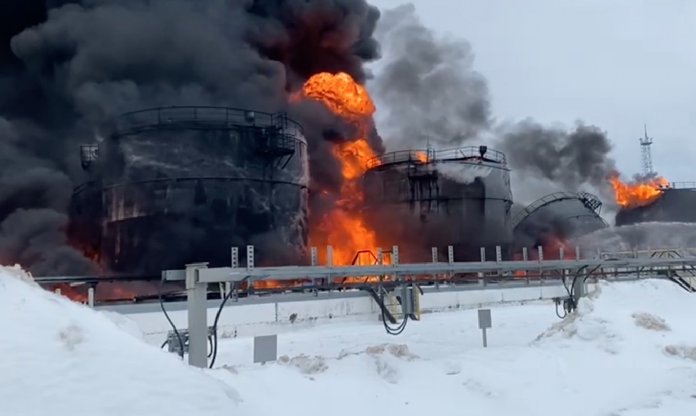Ukraine liên tục tấn công khiến loạt kho dầu, cơ sở quân sự ở Nga chìm trong biển lửa- Ảnh 1.