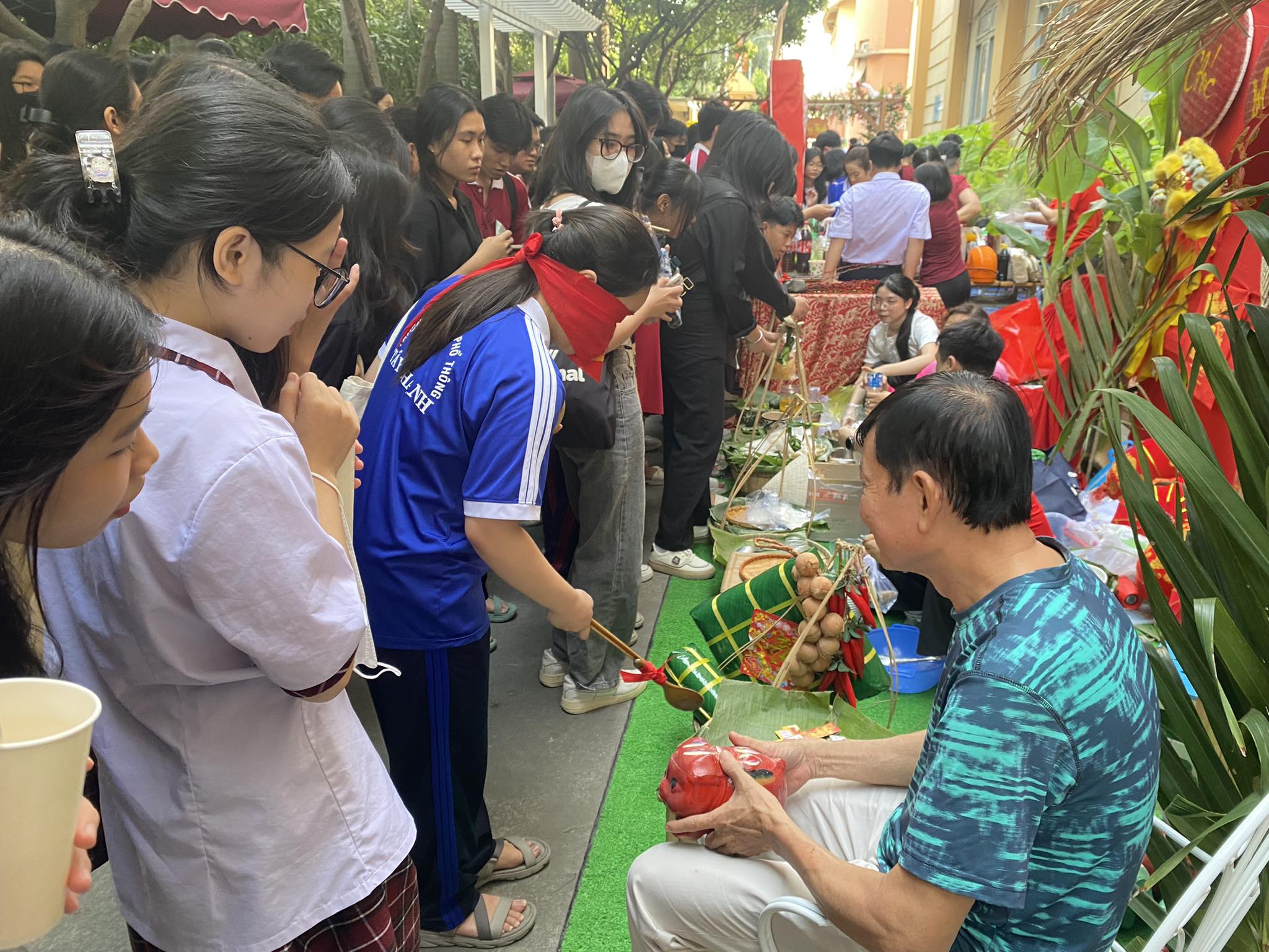 Không có bài tập về nhà, học sinh "thả ga" vui Tết, phụ huynh nhiệt tình ủng hộ - Ảnh 1.