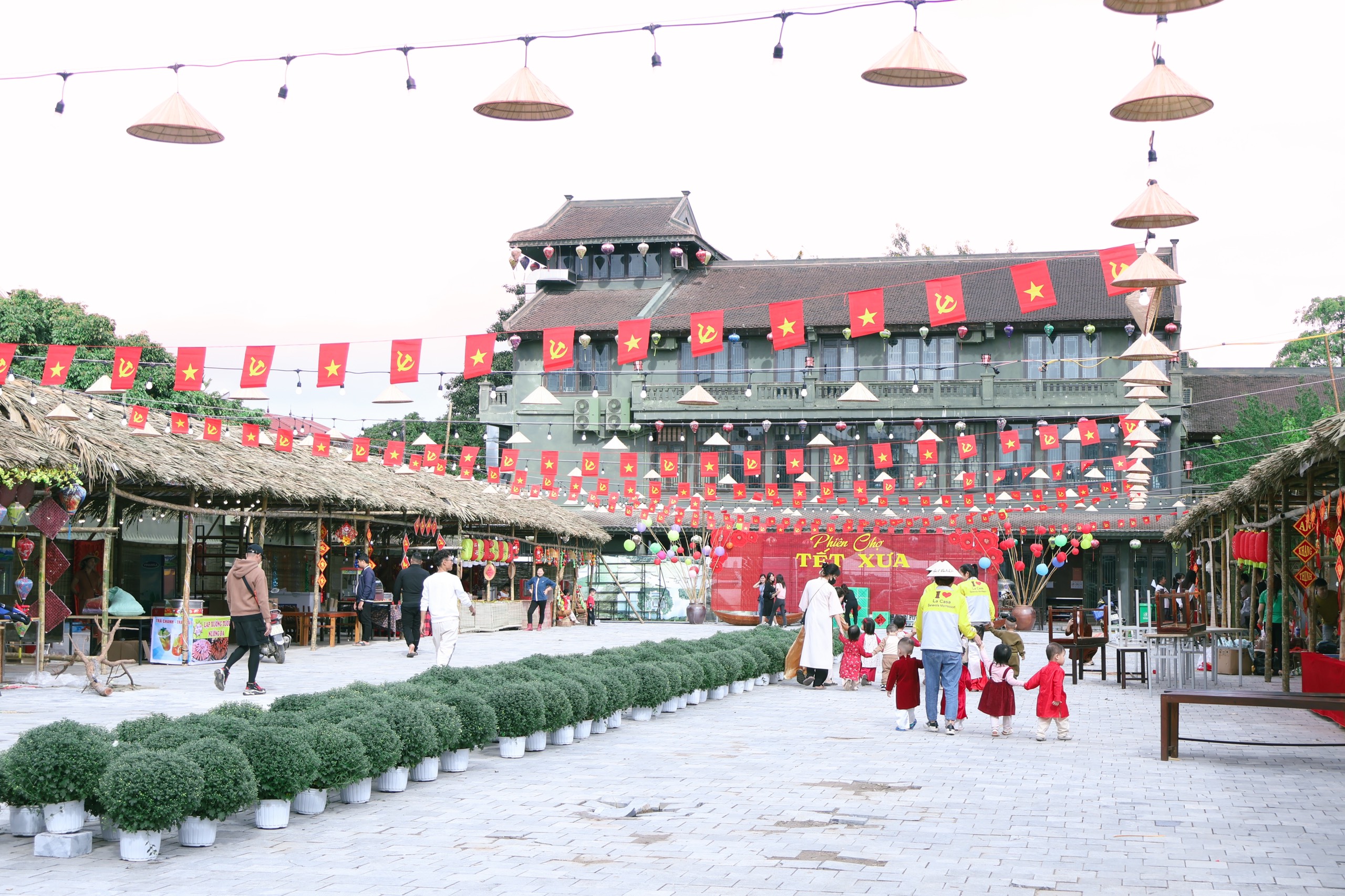 Lễ hội Tết xưa và phiên chợ quà tặng Ninh Bình: Nơi khách hàng lựa chọn sản phẩm chất lượng- Ảnh 1.