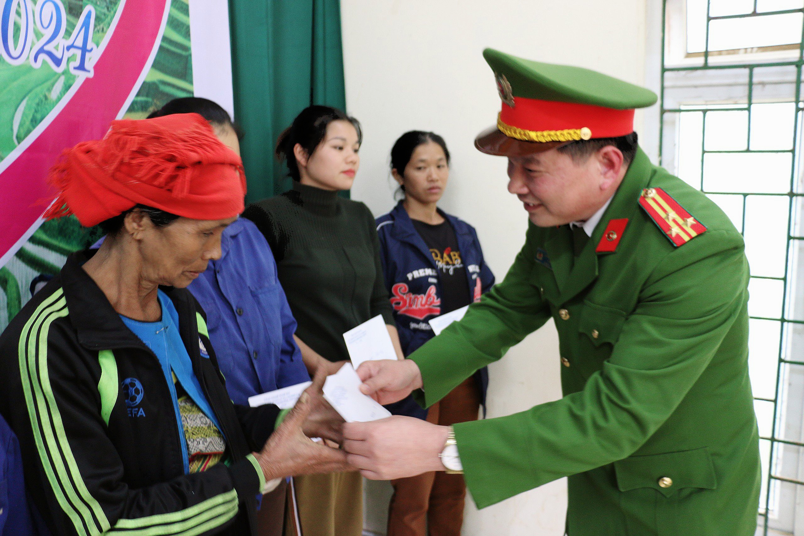 Hòa Bình: Mang tết yêu thương đến với người nghèo, học sinh khó khăn vùng cao Ngổ Luông- Ảnh 1.