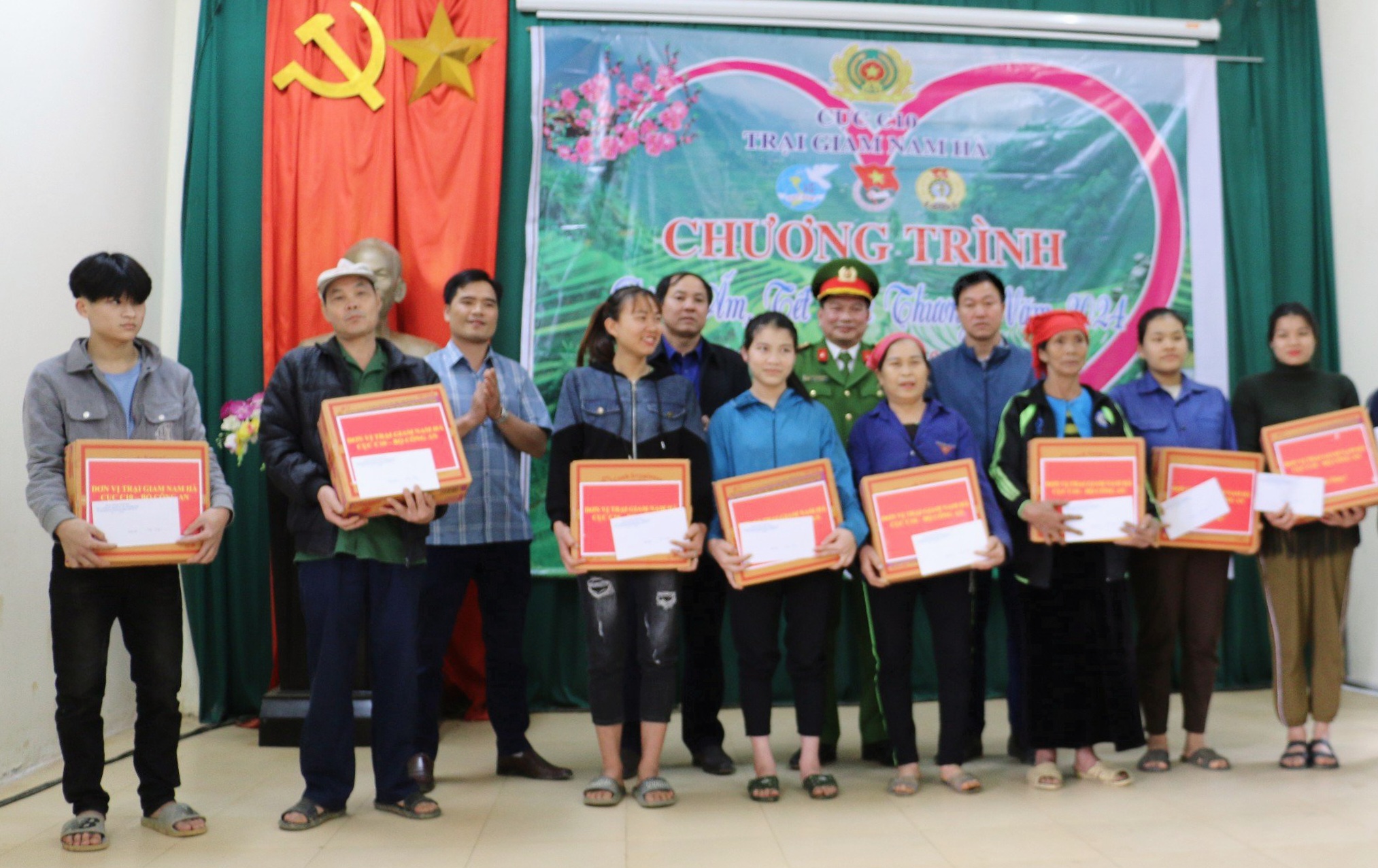 Hòa Bình: Mang tết yêu thương đến với người nghèo, học sinh khó khăn vùng cao Ngổ Luông- Ảnh 2.