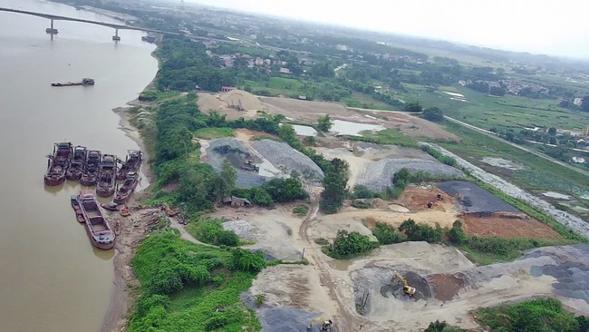 Huyện ngoại thành Hà Nội cam kết xử lý các bãi vật liệu không phép nằm ven sông Hồng- Ảnh 1.